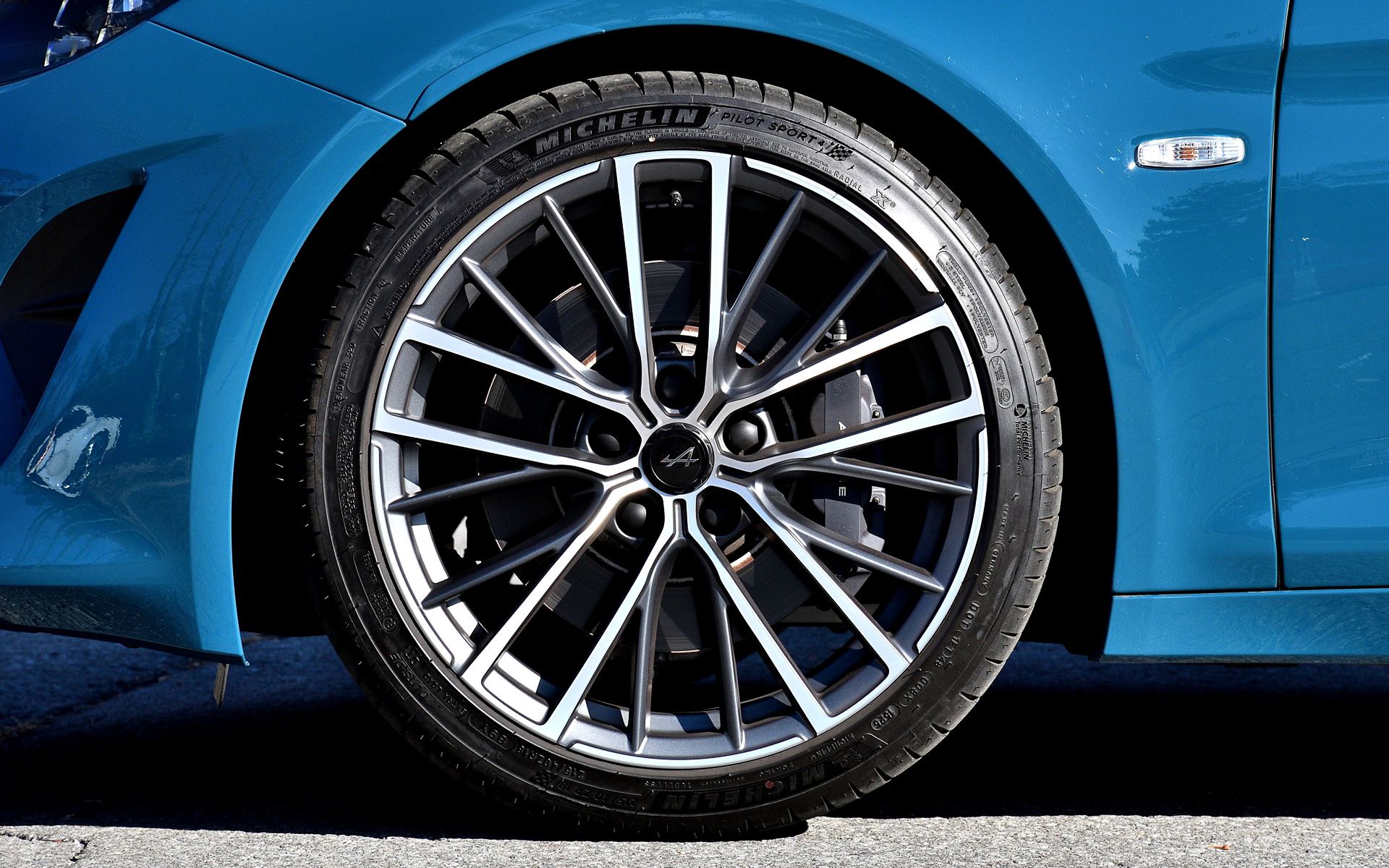 「A110 GTS」は「A110 S」の高いスポーツ性能と「A110 GT」の快適性を併せ持つモデル。ボディサイズは4205×1800×1250mm（全長×全幅×全高）。エンジンの最高出力は221kW（300PS）/6300rpm、最大トルクは340Nm（34.6kgfm）/2400rpmを発生。タイヤサイズはフロント215/40R18、リア245/40R18