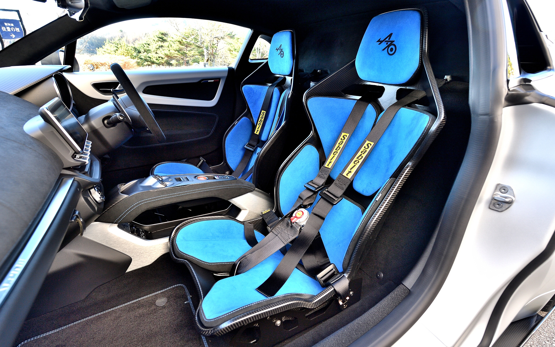 「A110 R 70」は徹底的な軽量化による運動性能の向上を目指し、フロントボンネット、 ルーフ、リアフード、リアスポイラー、さらに18インチホイールも軽量なカーボンを採用。エアインテーク付きフロントボンネット、大型ディフューザー、サイドスカート、スワンネックタイプのリアスポイラーなども搭載する。車両重量は1090kgともともと軽量なA110からさらなる軽量化を実現した。ボディサイズは4255×1800×1240mm（全長×全幅×全高）。エンジンの最高出力は221kW（300PS）/6300rpm、最大トルクは340Nm（34.6kgfm）/2400rpmを発生する。タイヤサイズはフロント215/40R18、リア245/40R18