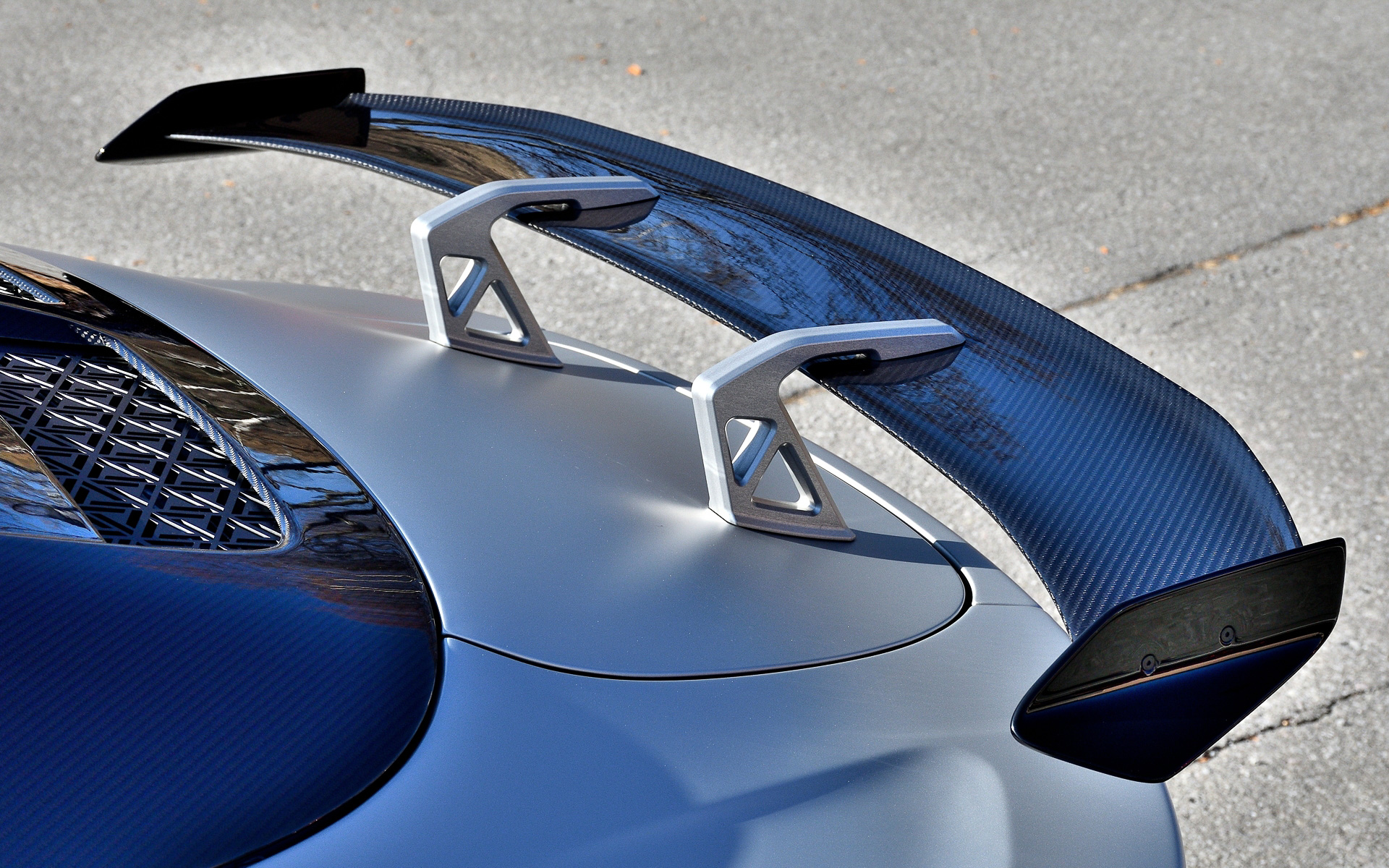 「A110 R 70」は徹底的な軽量化による運動性能の向上を目指し、フロントボンネット、 ルーフ、リアフード、リアスポイラー、さらに18インチホイールも軽量なカーボンを採用。エアインテーク付きフロントボンネット、大型ディフューザー、サイドスカート、スワンネックタイプのリアスポイラーなども搭載する。車両重量は1090kgともともと軽量なA110からさらなる軽量化を実現した。ボディサイズは4255×1800×1240mm（全長×全幅×全高）。エンジンの最高出力は221kW（300PS）/6300rpm、最大トルクは340Nm（34.6kgfm）/2400rpmを発生する。タイヤサイズはフロント215/40R18、リア245/40R18