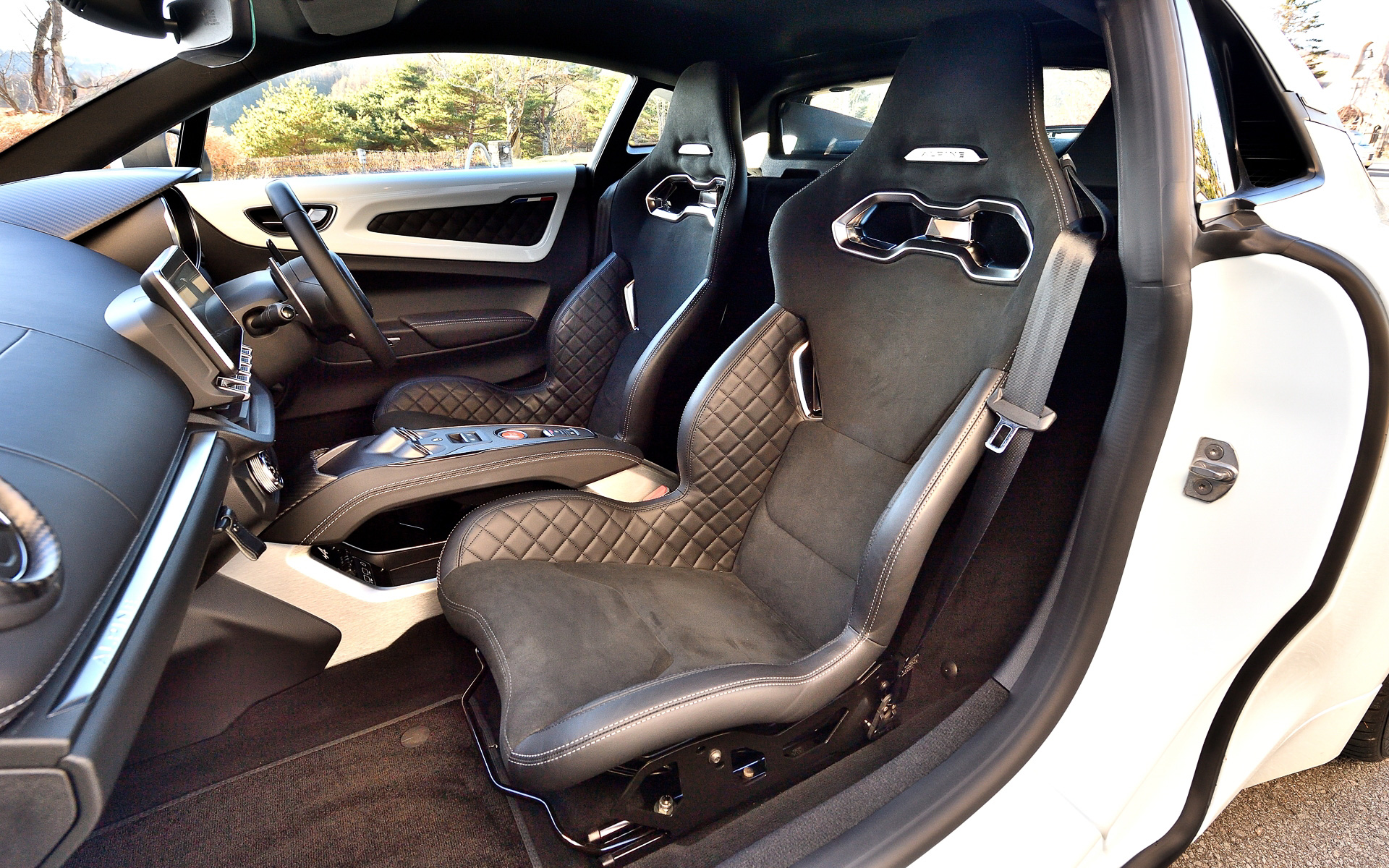 「A110」のボディサイズは4205×1800×1250mm（全長×全幅×全高）、ホイールベースは2420mm。直列4気筒DOHC 1.8リッター直噴ターボエンジンは最高出力185kW（252PS）/6000rpm、最大トルク320Nm（32.6kgfm）/2000rpmを発生。トランスミッションは7速ATを組み合わせる。タイヤサイズはフロント205/40R18、リア235/40R18。なお、現行A110の生産が2026年6月に終了することが発表され、日本では2026年3月末で受注を終了することが決定。ただし生産枠が終わった時点で受注を終了するとのこと