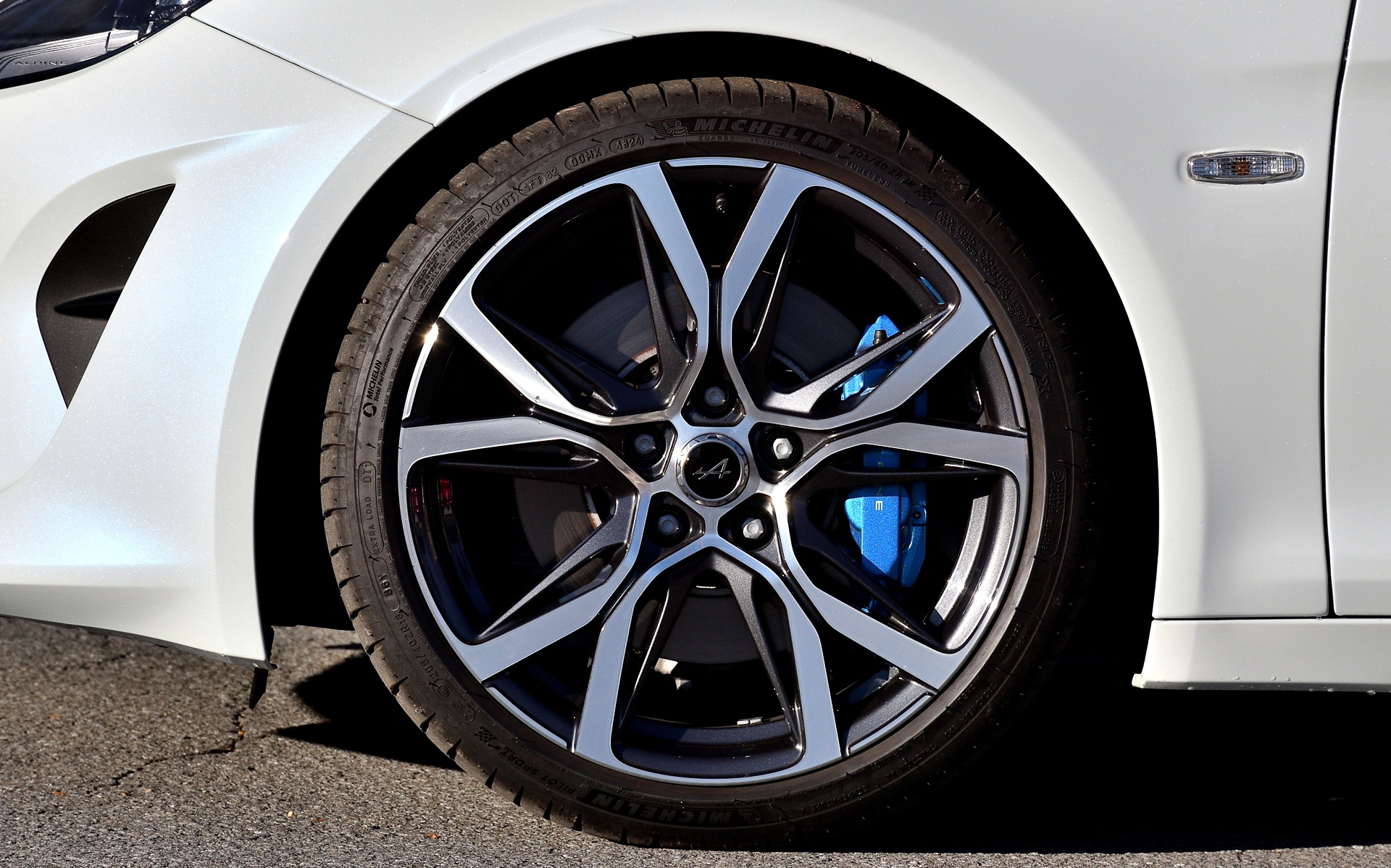 「A110」のボディサイズは4205×1800×1250mm（全長×全幅×全高）、ホイールベースは2420mm。直列4気筒DOHC 1.8リッター直噴ターボエンジンは最高出力185kW（252PS）/6000rpm、最大トルク320Nm（32.6kgfm）/2000rpmを発生。トランスミッションは7速ATを組み合わせる。タイヤサイズはフロント205/40R18、リア235/40R18。なお、現行A110の生産が2026年6月に終了することが発表され、日本では2026年3月末で受注を終了することが決定。ただし生産枠が終わった時点で受注を終了するとのこと