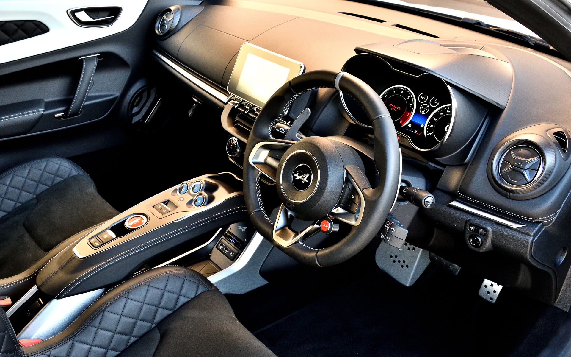 「A110」のボディサイズは4205×1800×1250mm（全長×全幅×全高）、ホイールベースは2420mm。直列4気筒DOHC 1.8リッター直噴ターボエンジンは最高出力185kW（252PS）/6000rpm、最大トルク320Nm（32.6kgfm）/2000rpmを発生。トランスミッションは7速ATを組み合わせる。タイヤサイズはフロント205/40R18、リア235/40R18。なお、現行A110の生産が2026年6月に終了することが発表され、日本では2026年3月末で受注を終了することが決定。ただし生産枠が終わった時点で受注を終了するとのこと