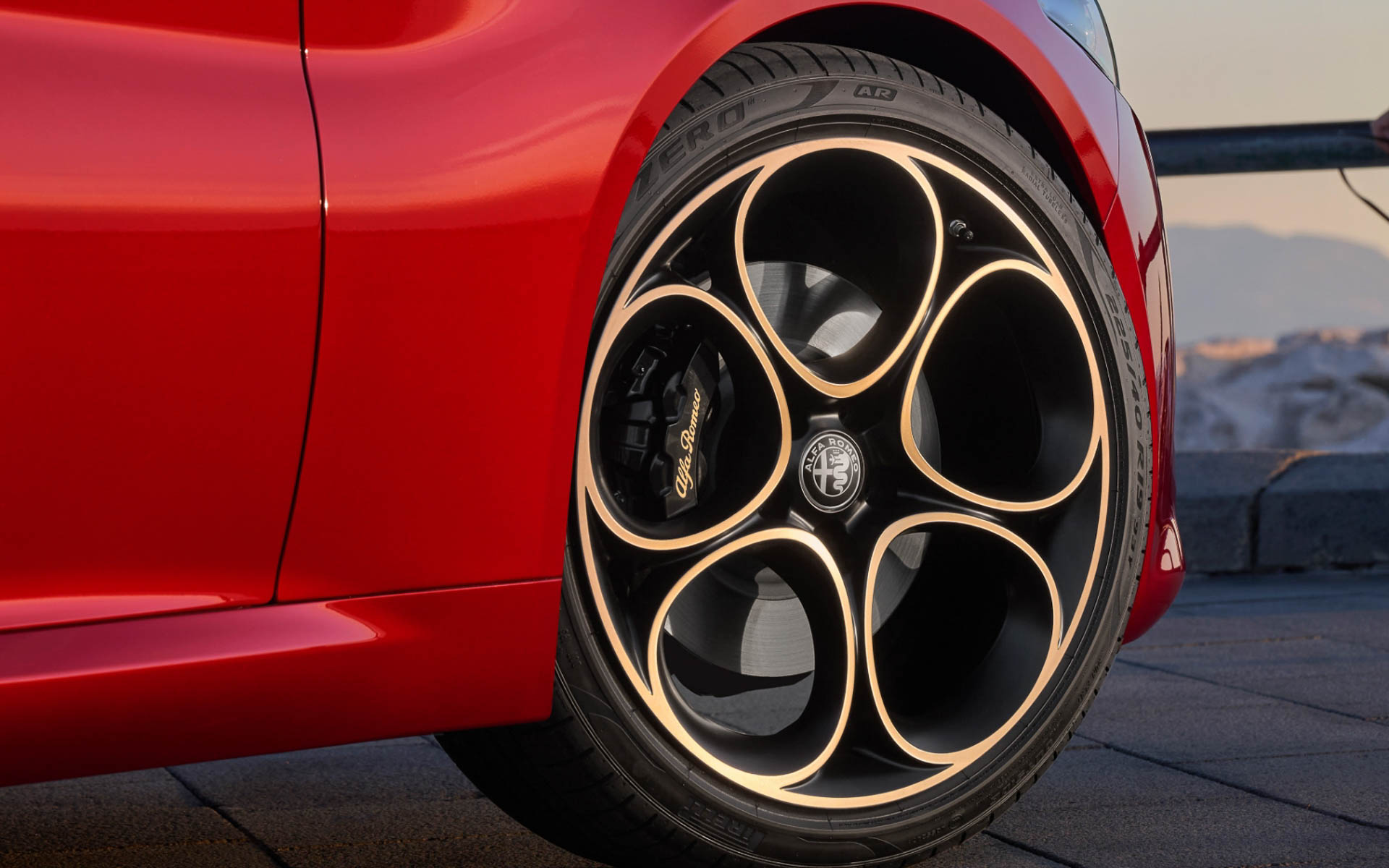 エクステリアにはゴールドのアクセントを付与