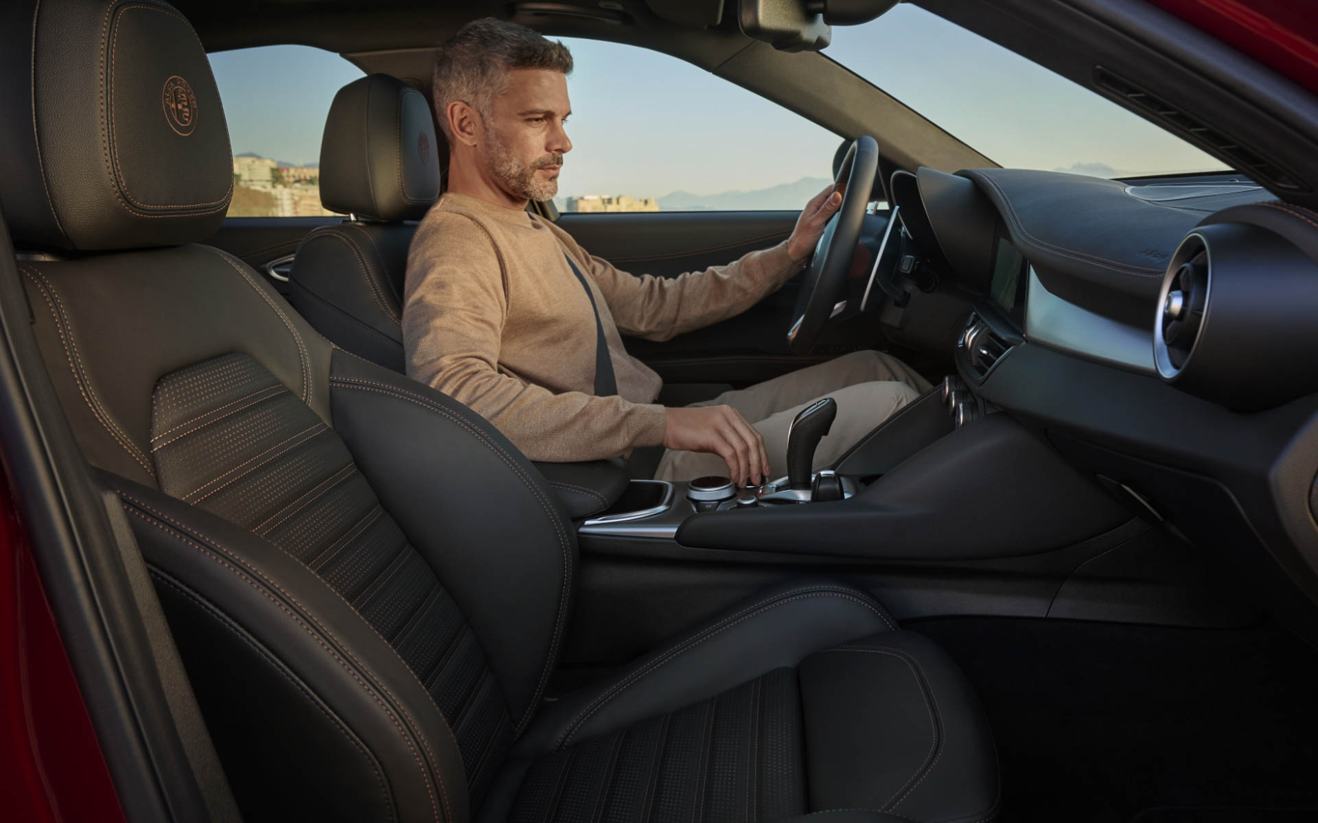 インテリアにはタンカラーのアクセントを用いた