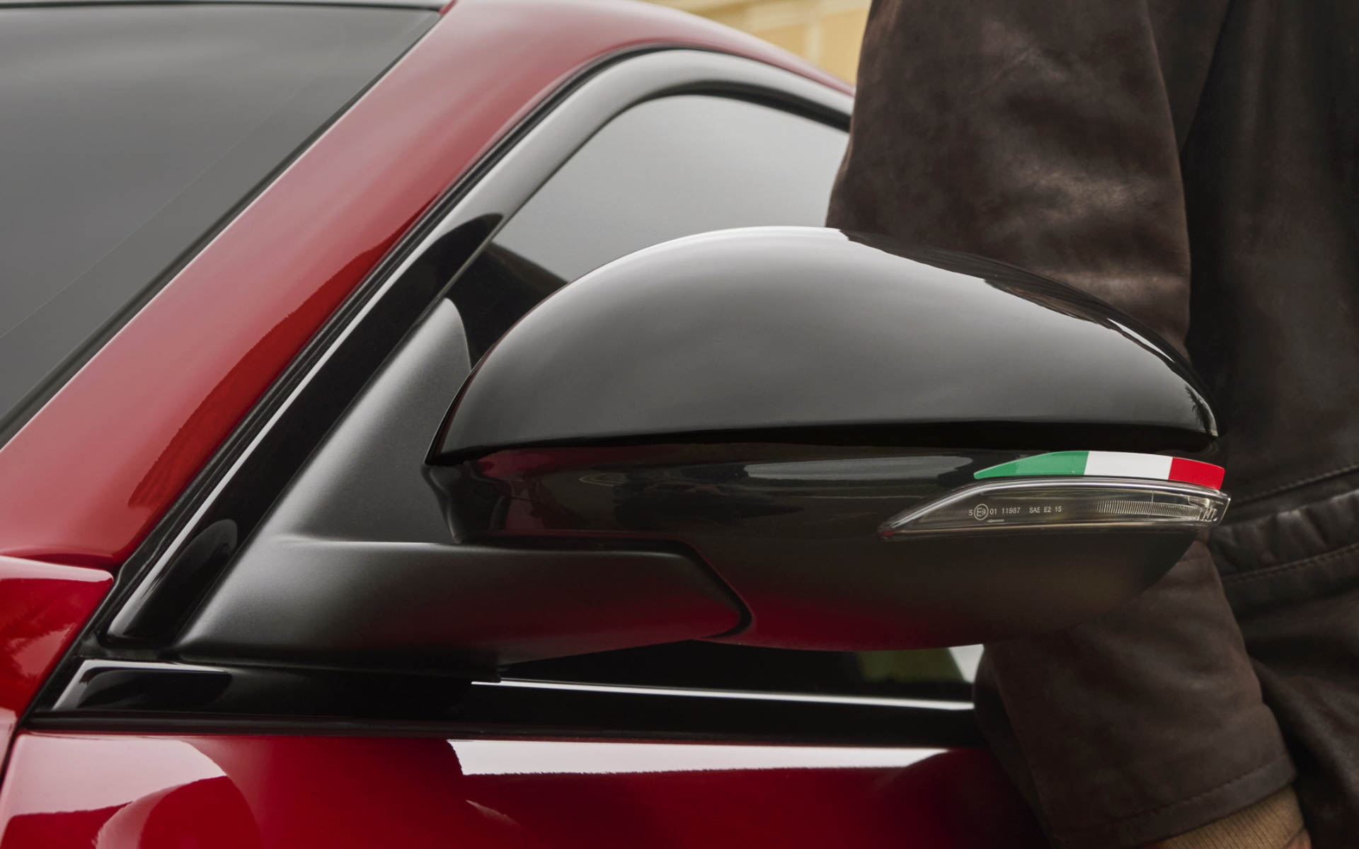 エクステリアミラーハウジング グロスブラック、イタリア三色旗バッジ付き