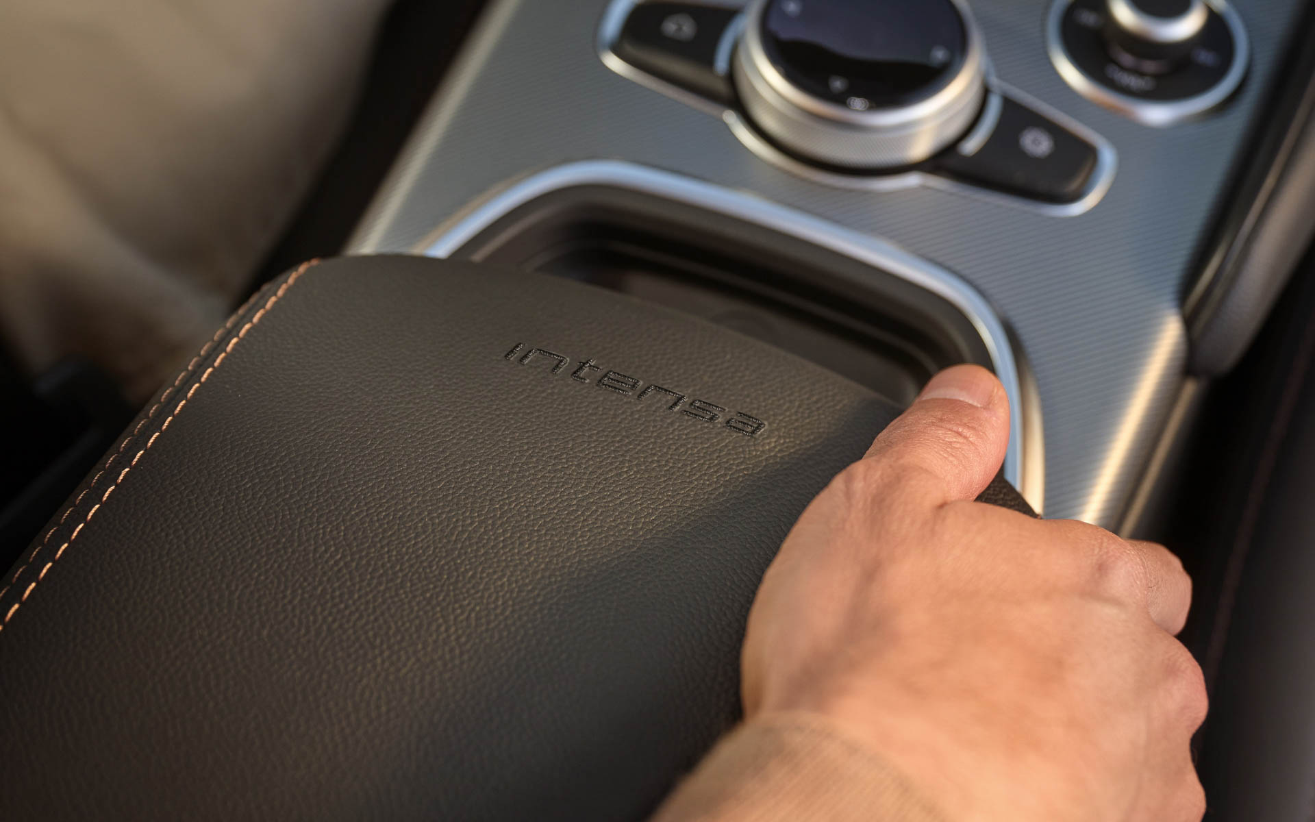 センターアームレスト タンカラーステッチ、INTENSAロゴ