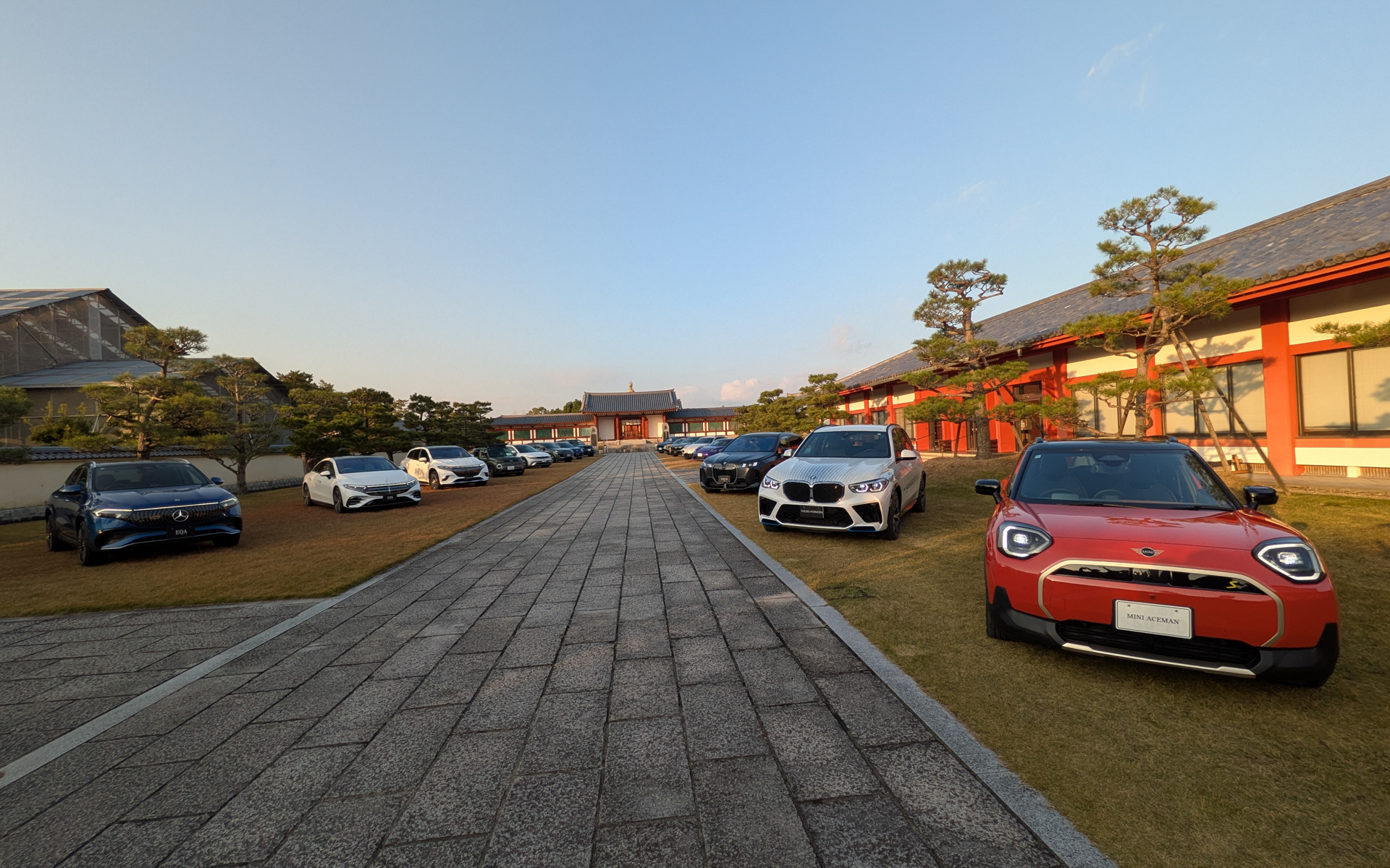 薬師寺の本坊前に各社の最新輸入電動車がずらりと整列した