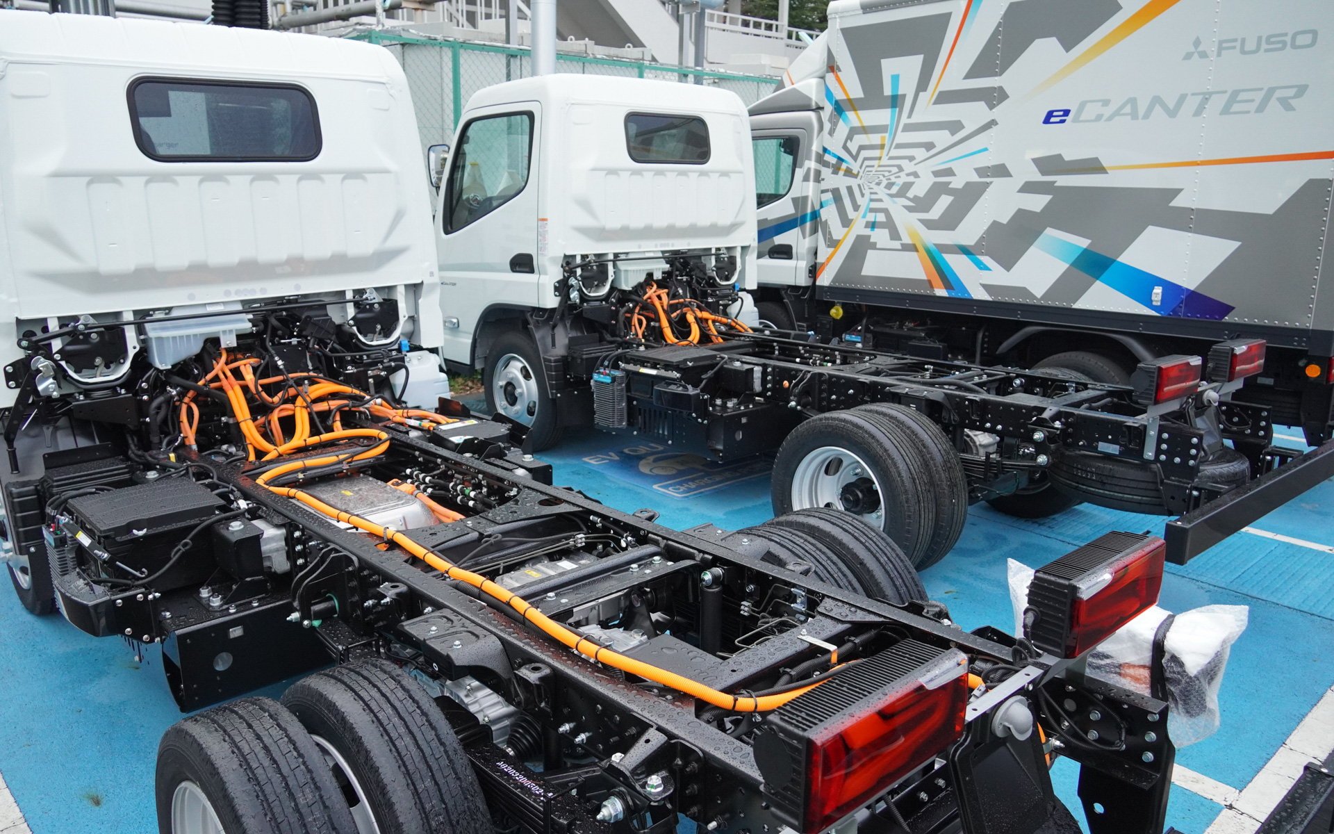 取材当日に作られたばかりの2台のeキャンター。クルマ自体は完成しているが荷台などはまだ架装前の状態