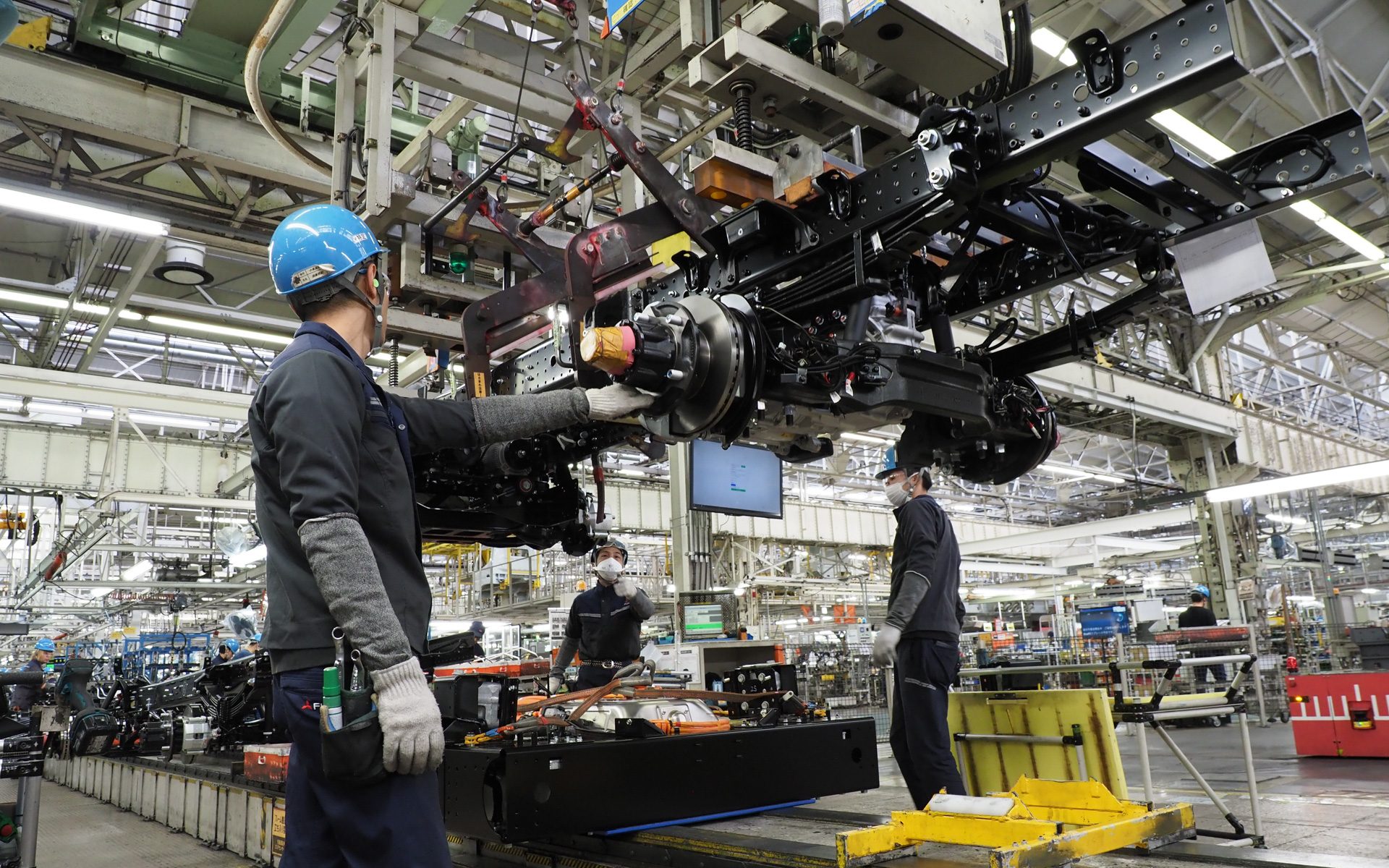 フレームが降りてくるところにバッテリが置いてある。ディーゼル車はバッテリがない（撮影：三菱ふそう）