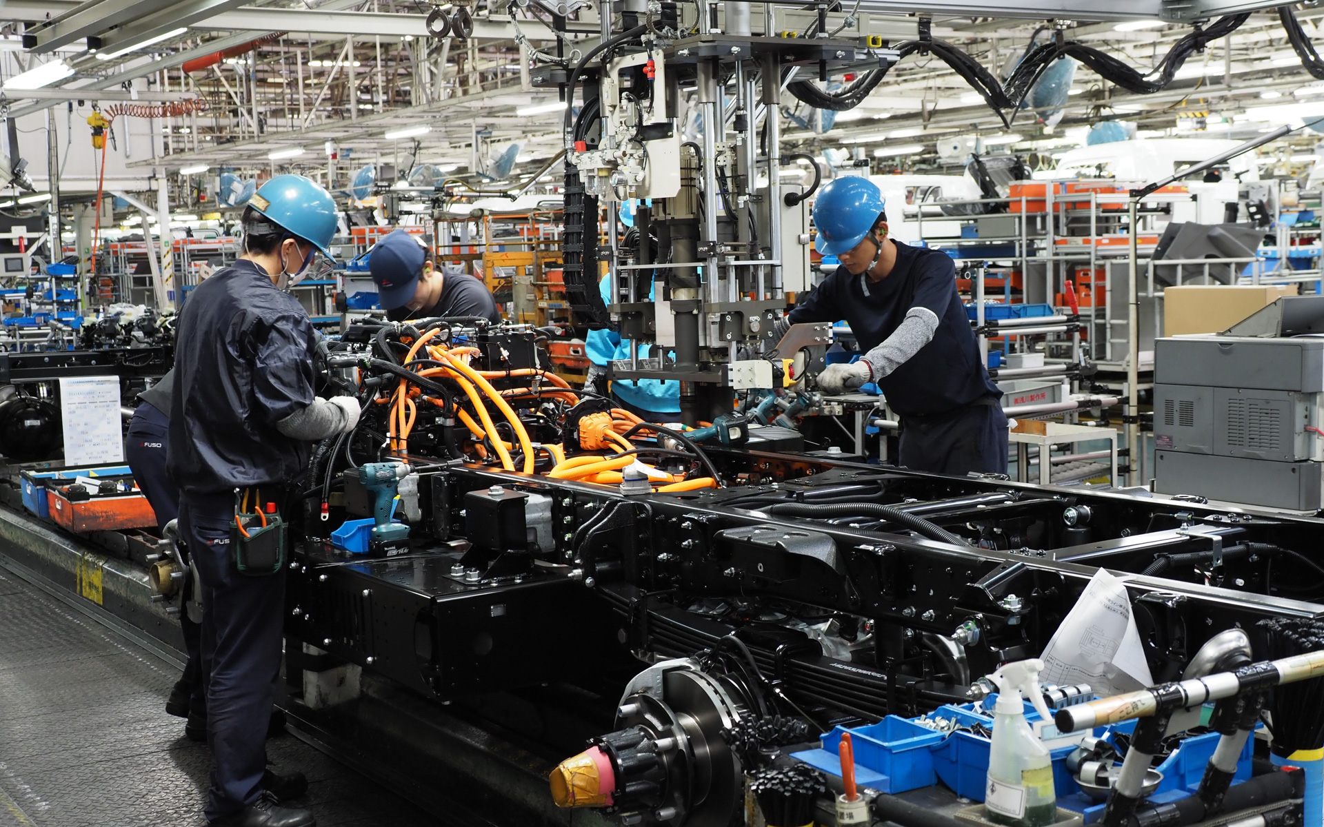 ディーゼル車ではエンジンを組み付けるところでバッテリを固定する（撮影：三菱ふそう）