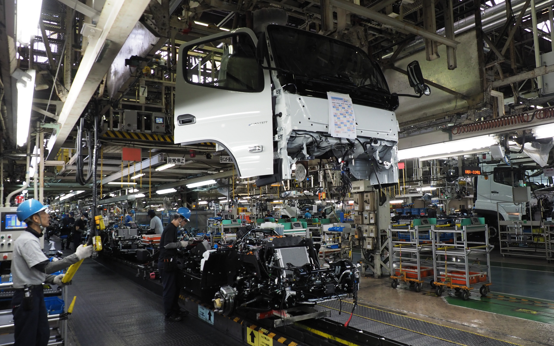 下回りができたらキャブを乗せる（撮影：三菱ふそう）