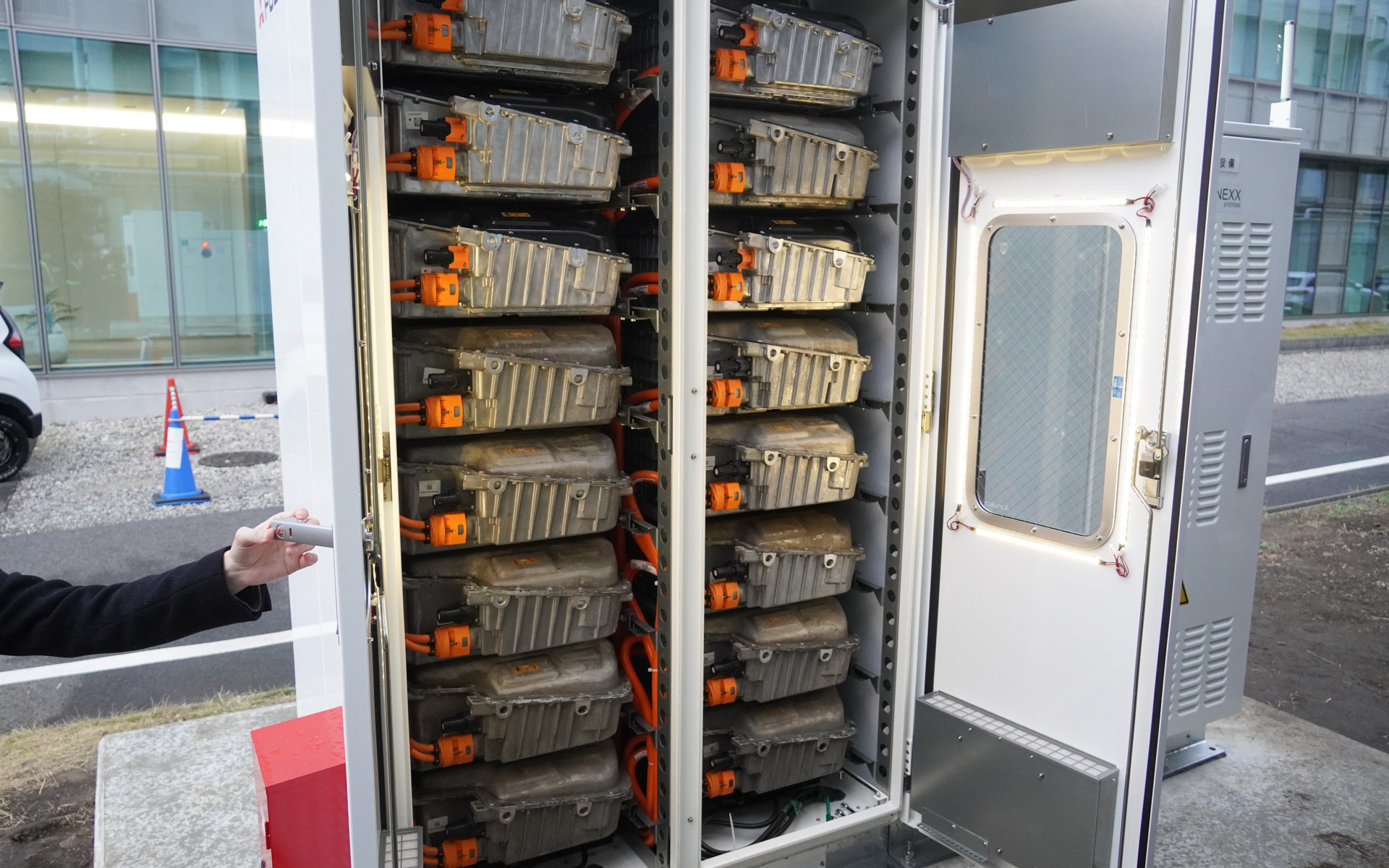 内部には初期型のeキャンターから外したバッテリユニットが無改造のまま置かれている