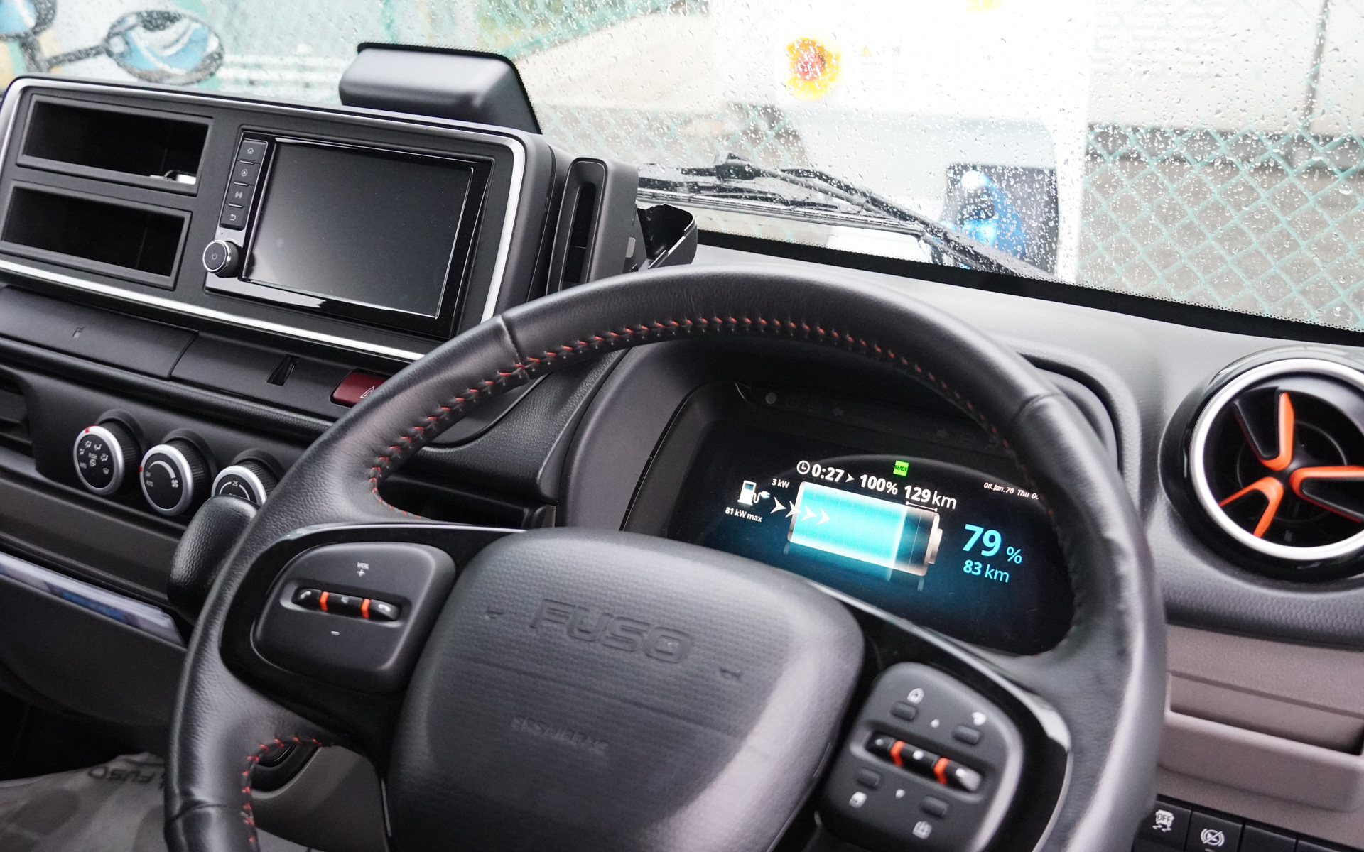 充電していることが分かるが、充電出力が低いのは、この車両が試作機で、充電容量が80%近くに達しているためである