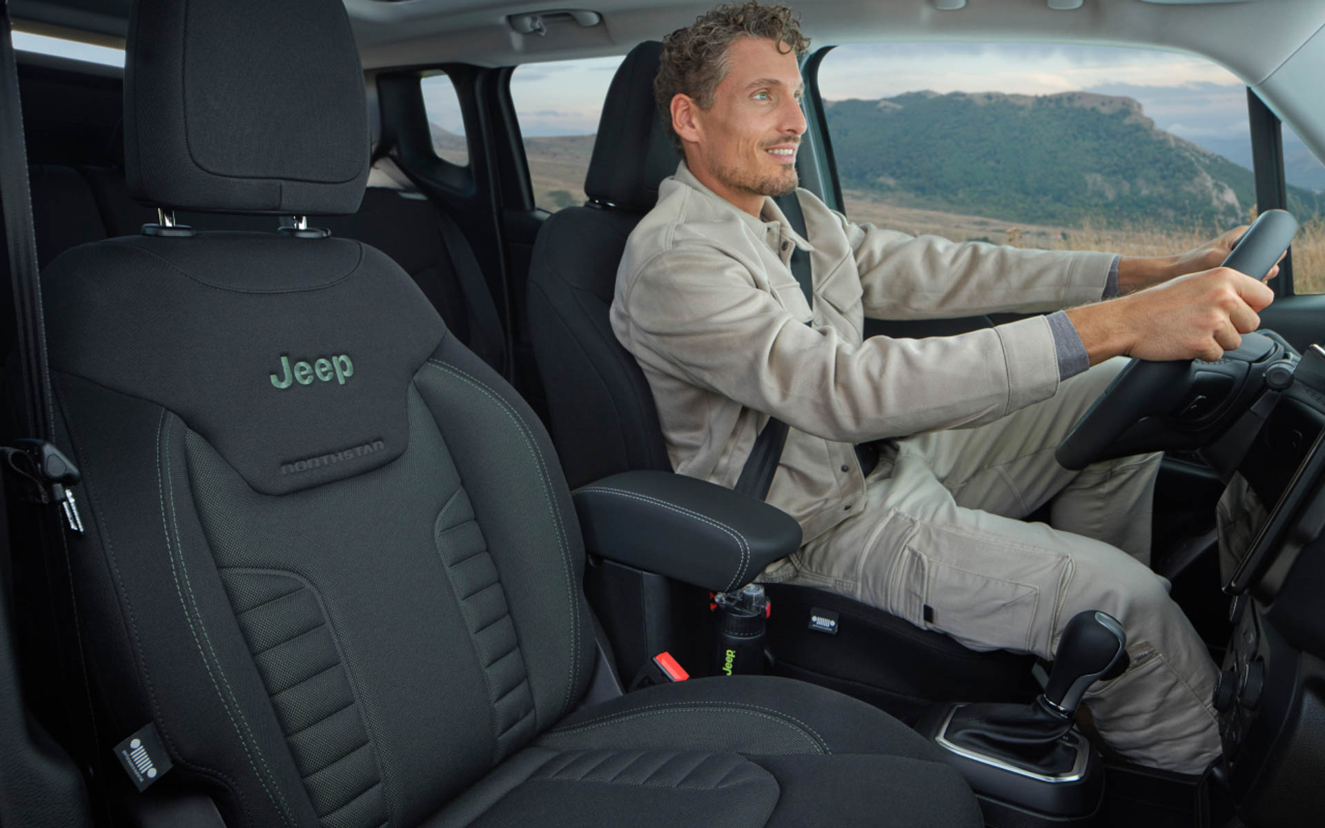 高強度ファブリックの専用シートを初採用