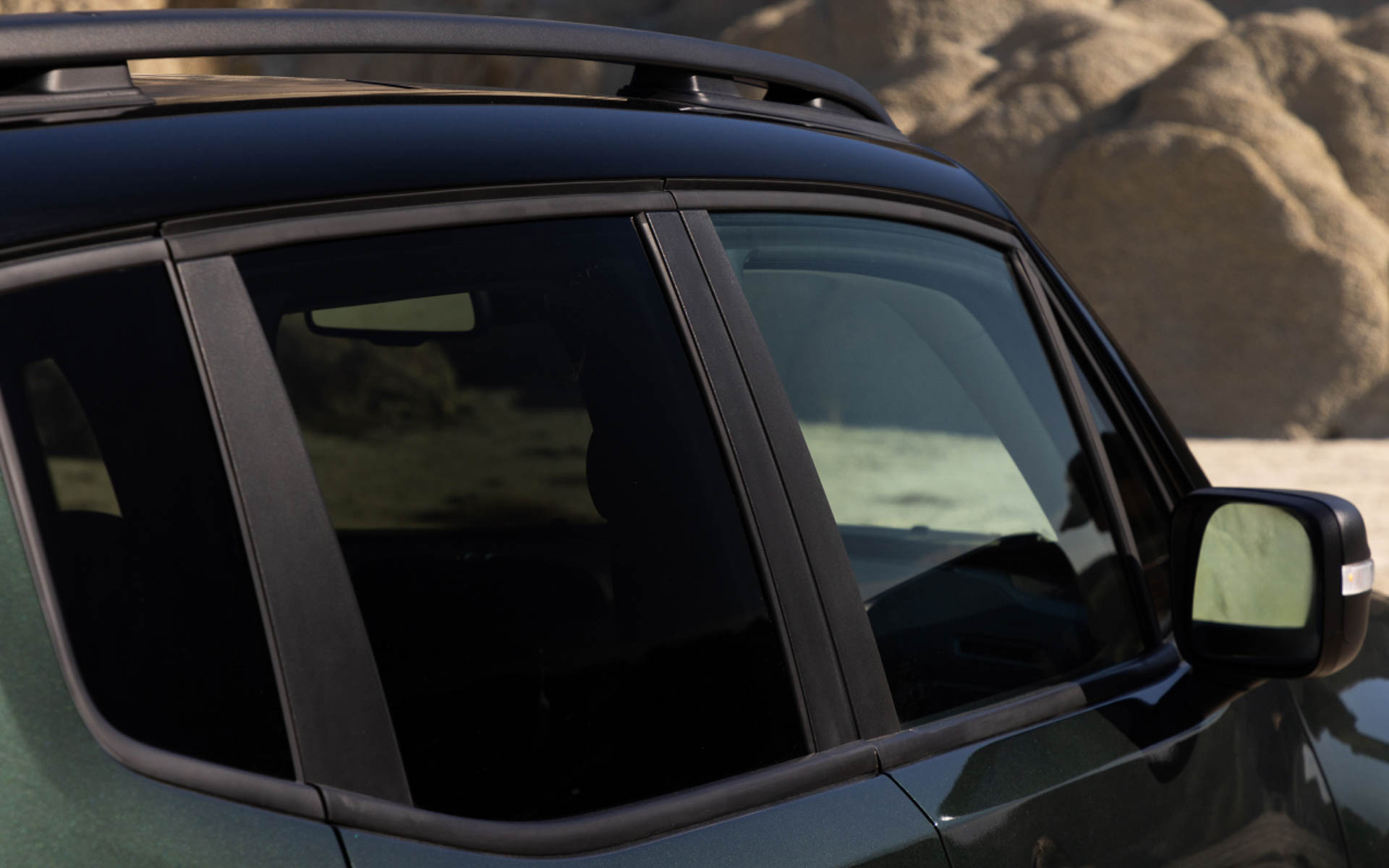 深みのあるグリーンの新色「テクノグリーン」とブラックの組み合わせで、上質で洗練された雰囲気を際立たせた