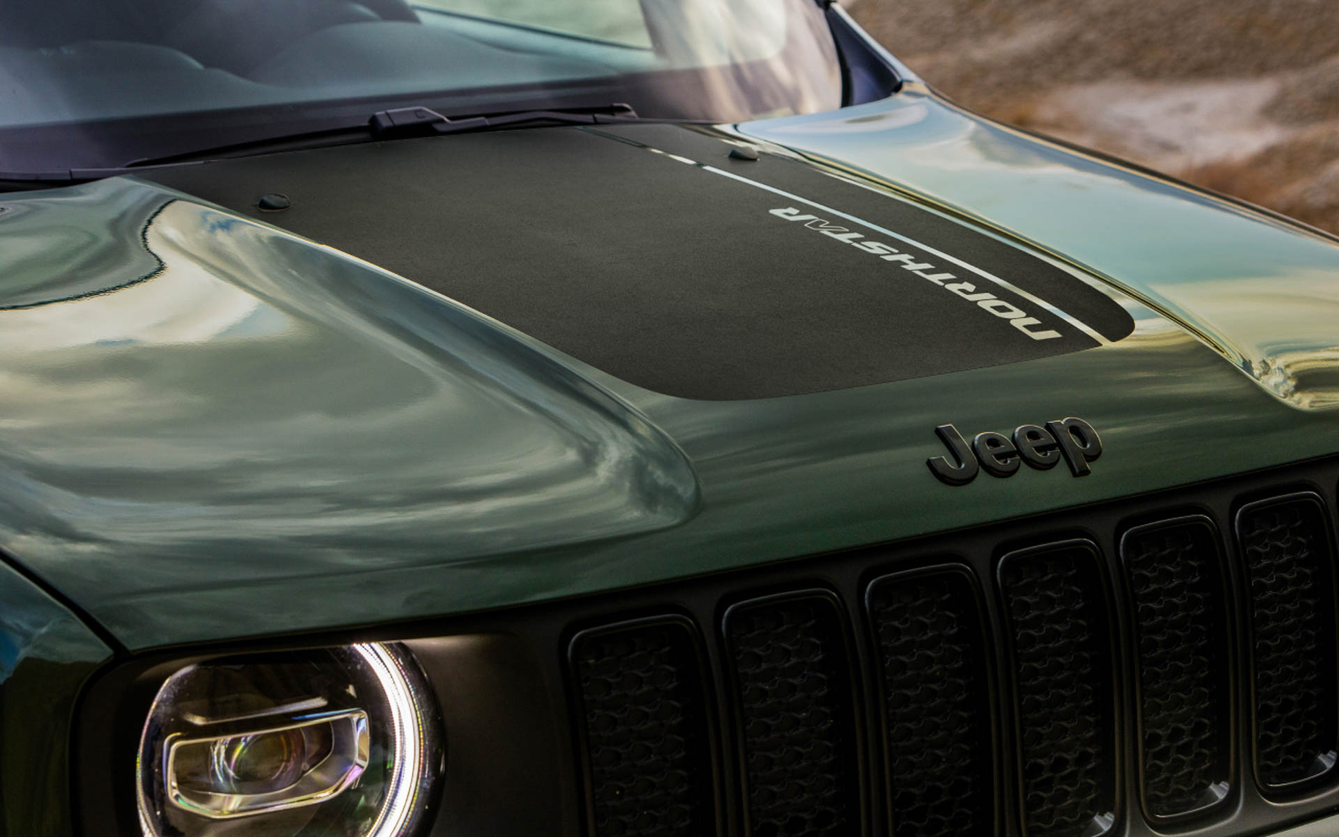 ボンネットには「North Star」グラフィック入りのブラックデカールを採用