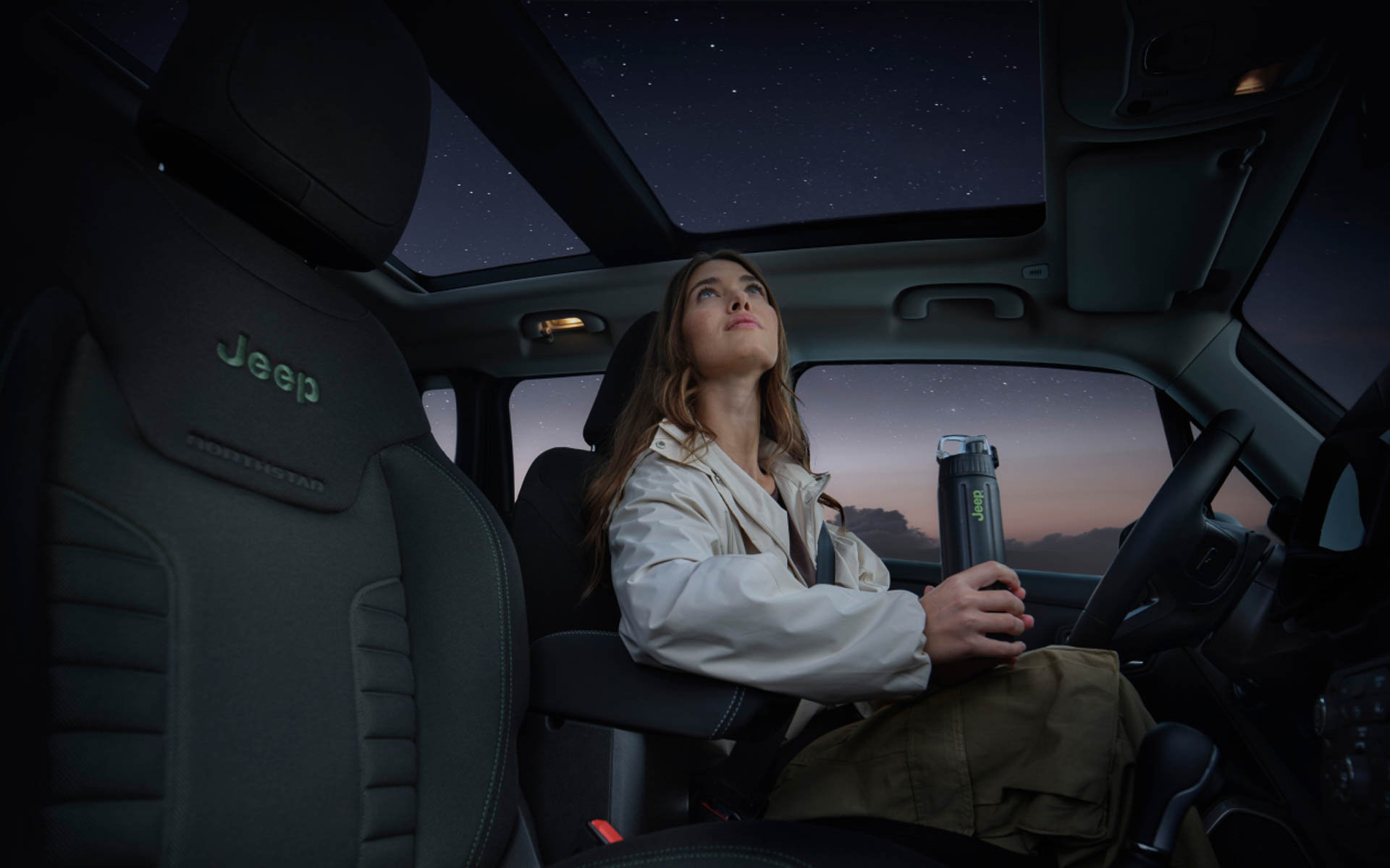 開放感のあるデュアルペインパノラミックサンルーフを標準装備