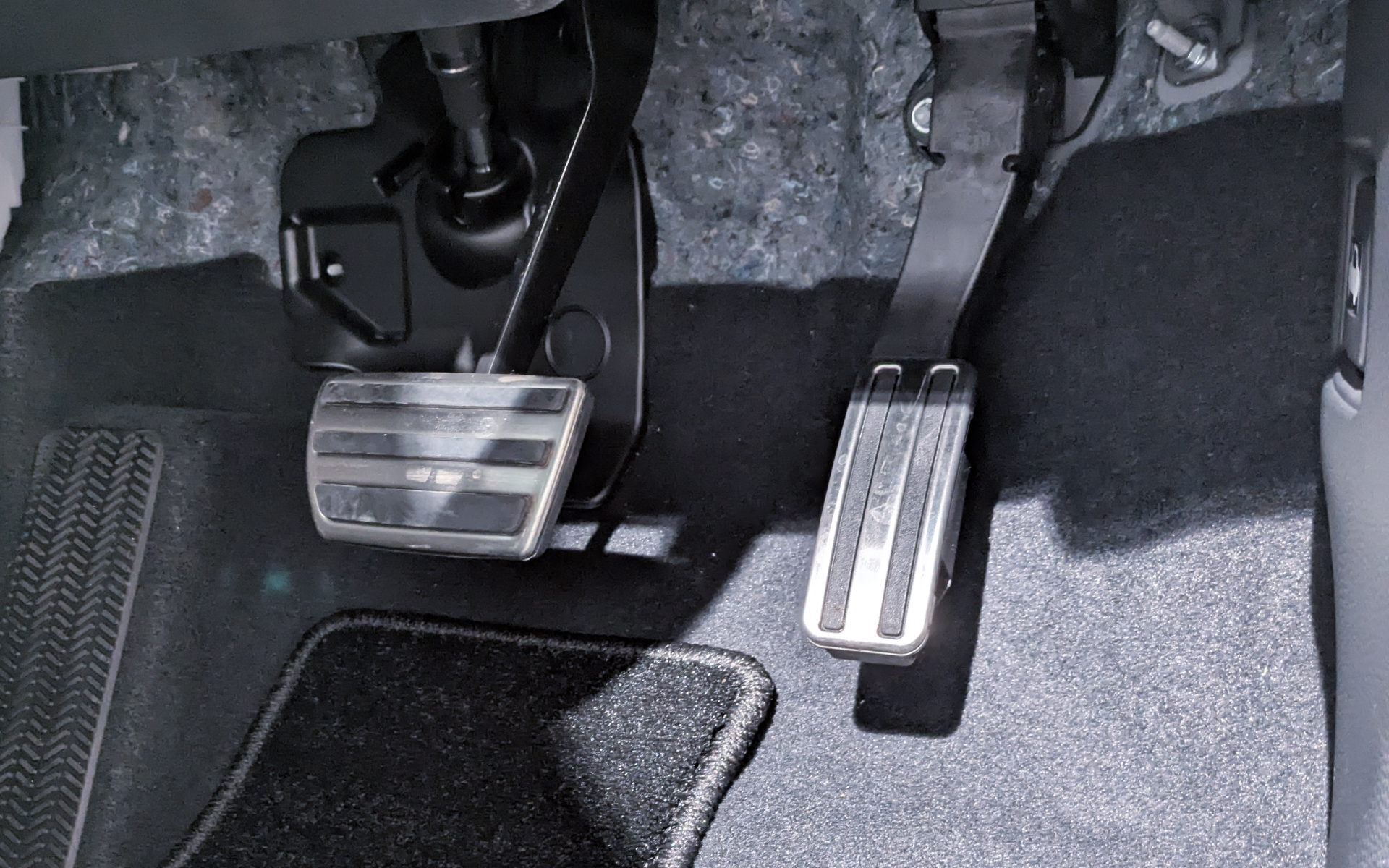 ATなので2ペダル