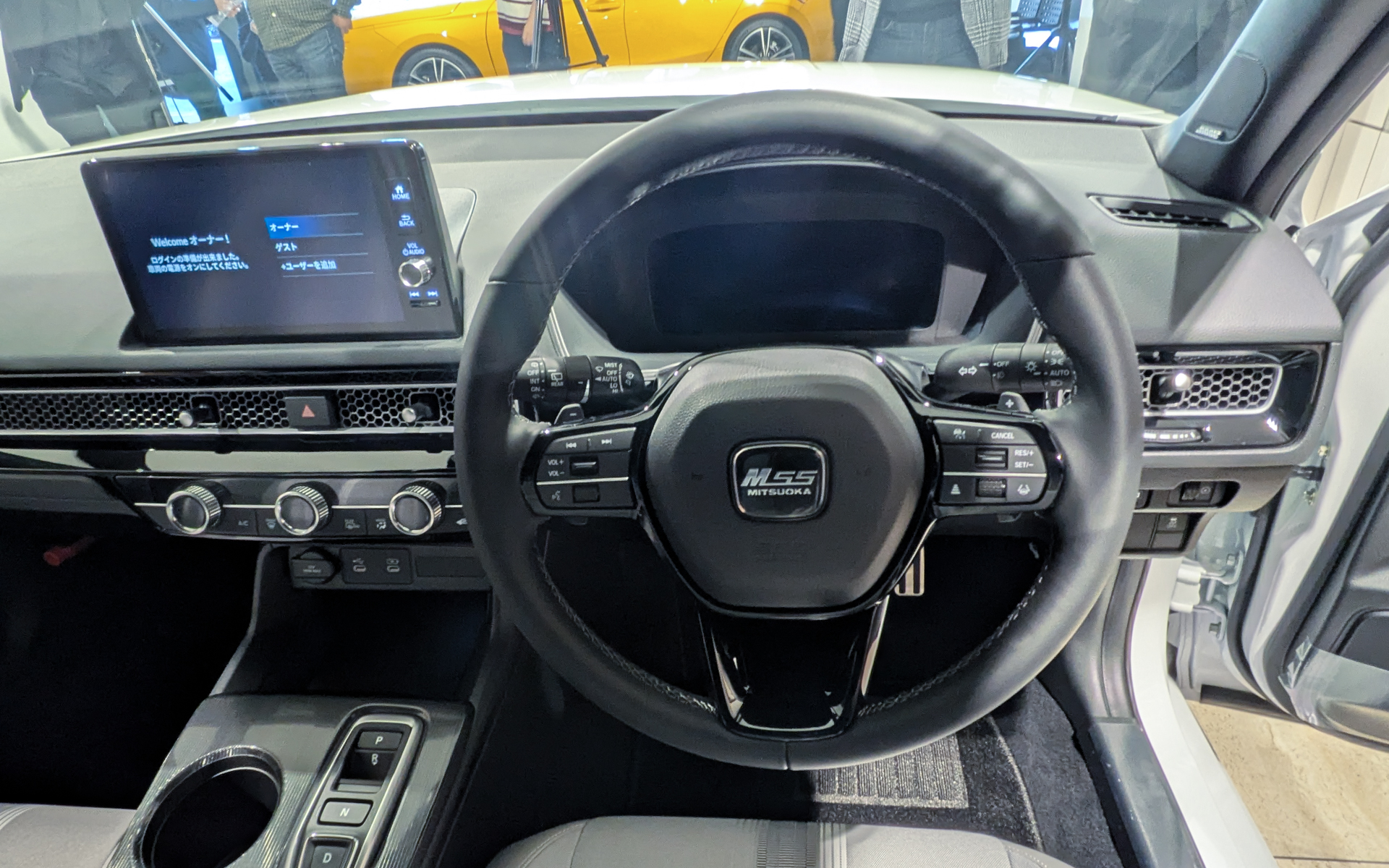 ステアリングのセンターには「M55」のロゴがあしらわれる