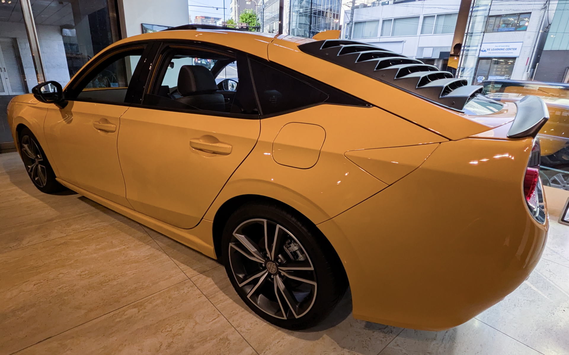 ボディカラーは「ジョンマンゴー」