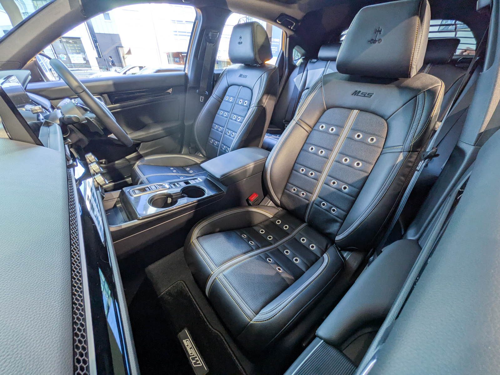 1st Edition専用のレザーシート（合皮：サスティナブルレザー）はメーカーオプション