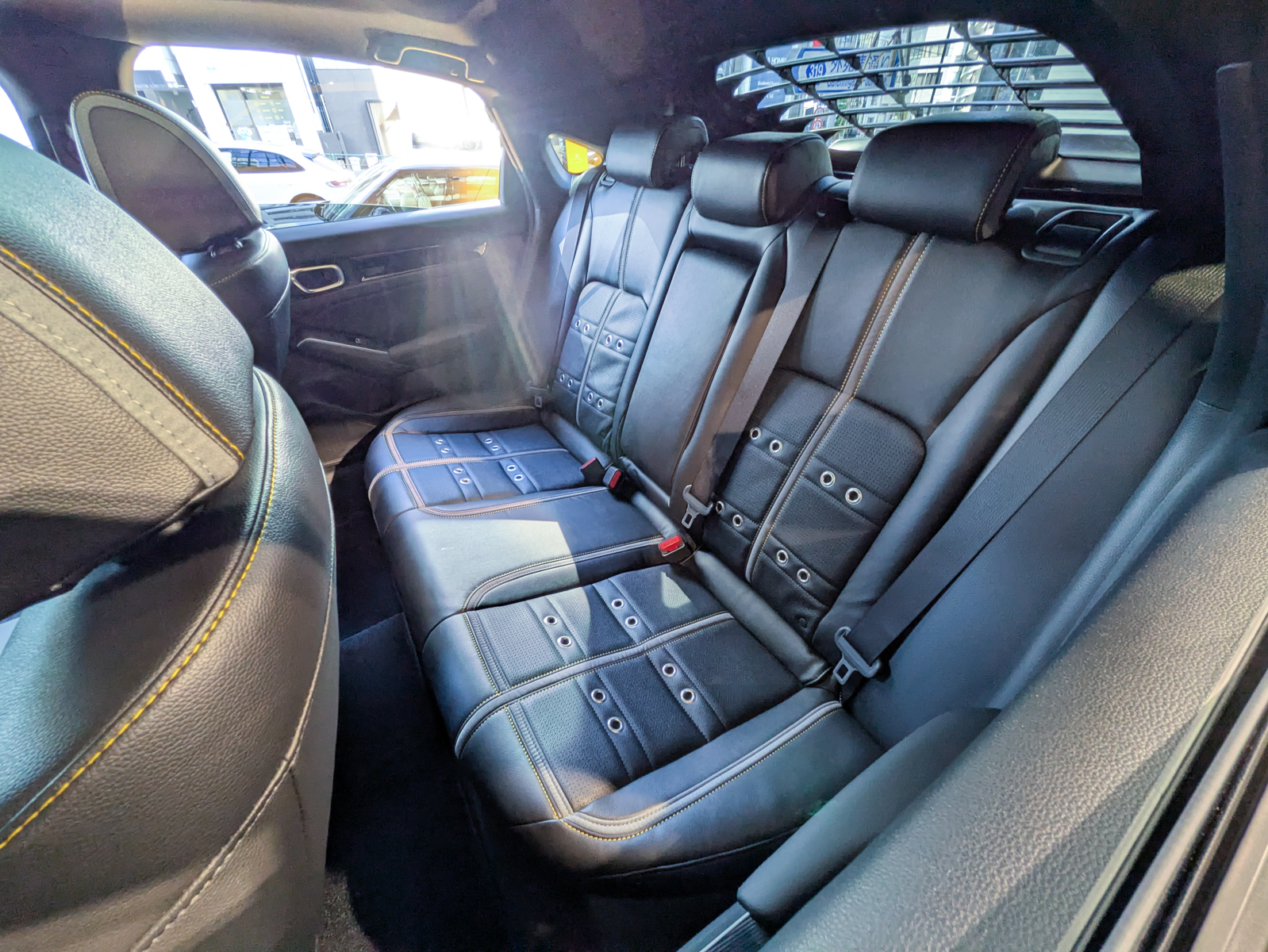 1st Edition専用のレザーシート（合皮：サスティナブルレザー）はメーカーオプション