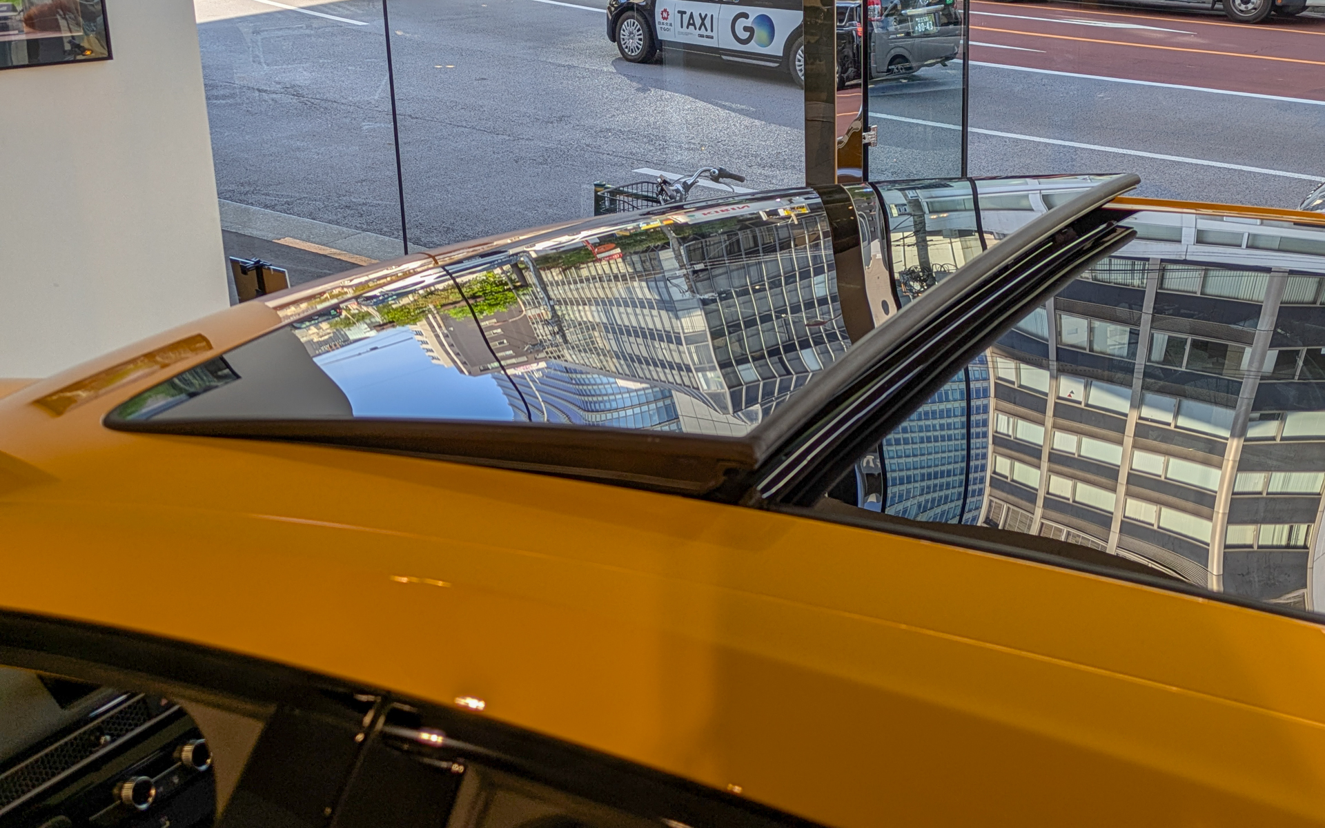 電動パノラミックサンルーフは標準装備となる