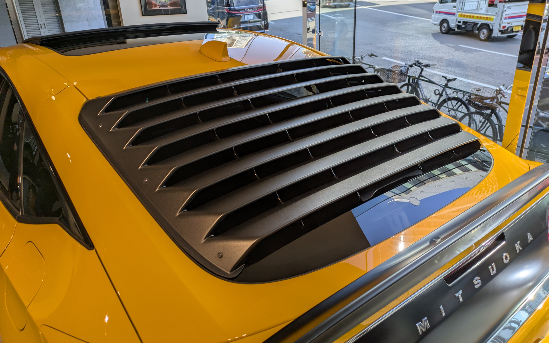 リアガラスルーバーはメーカーオプション