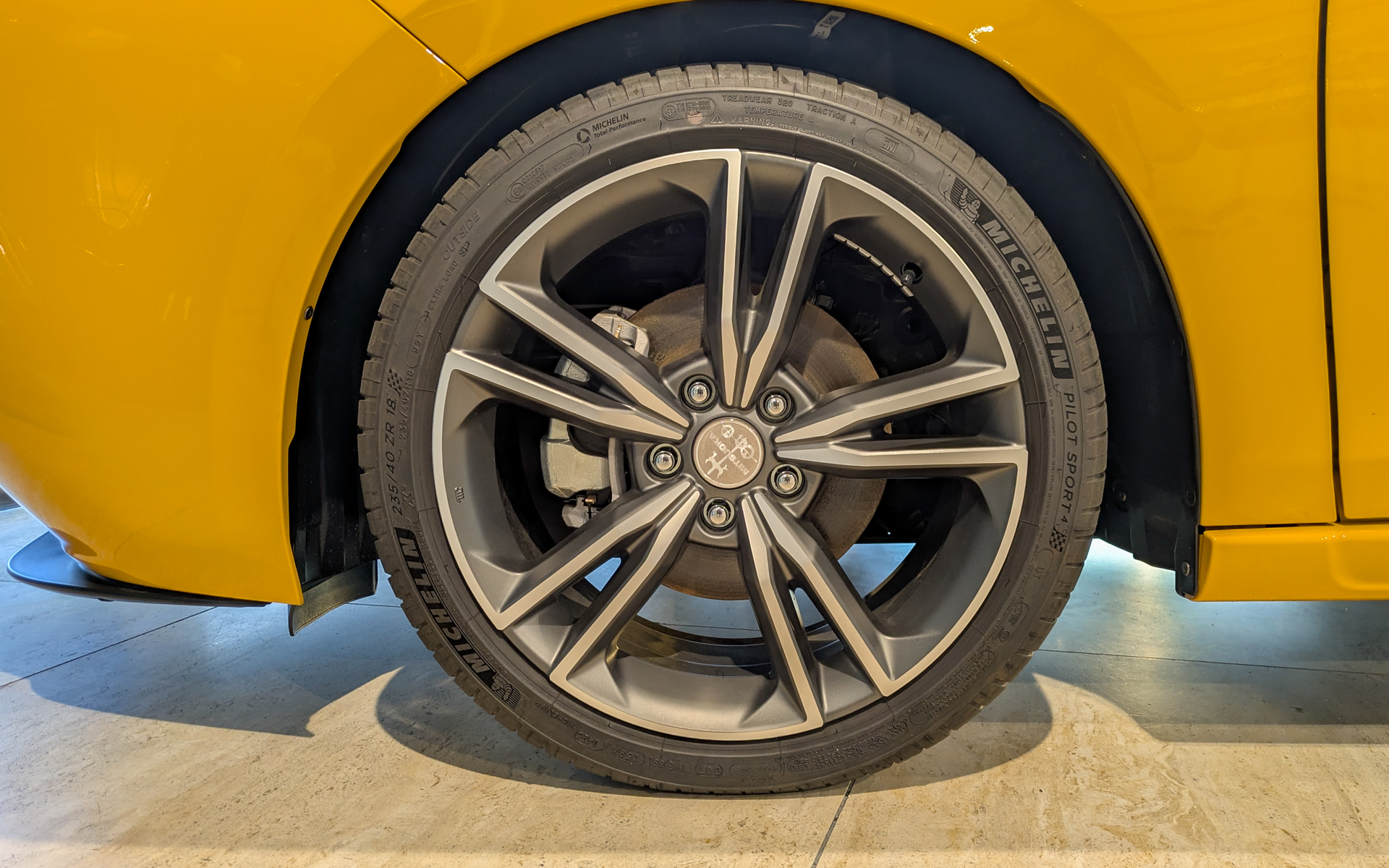 ホイールはシャークグレー×メタリック＋マット切削