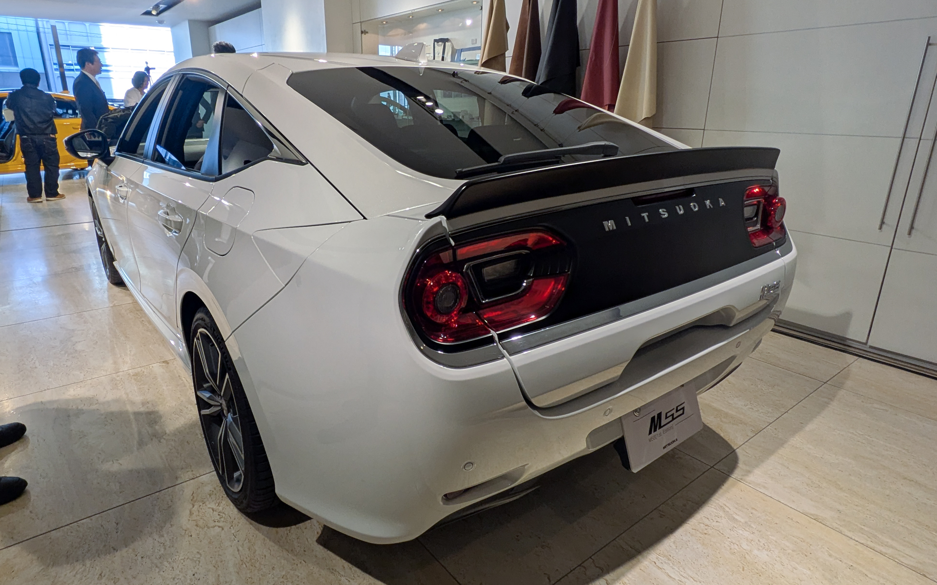 ボディサイズは4735×1805×1415mm（全長×全幅×全高）、ホイールベースは2735mm、車両重量はLXが1390kg、e:HEV LXが1490kg、e:HEV EXが1520kg