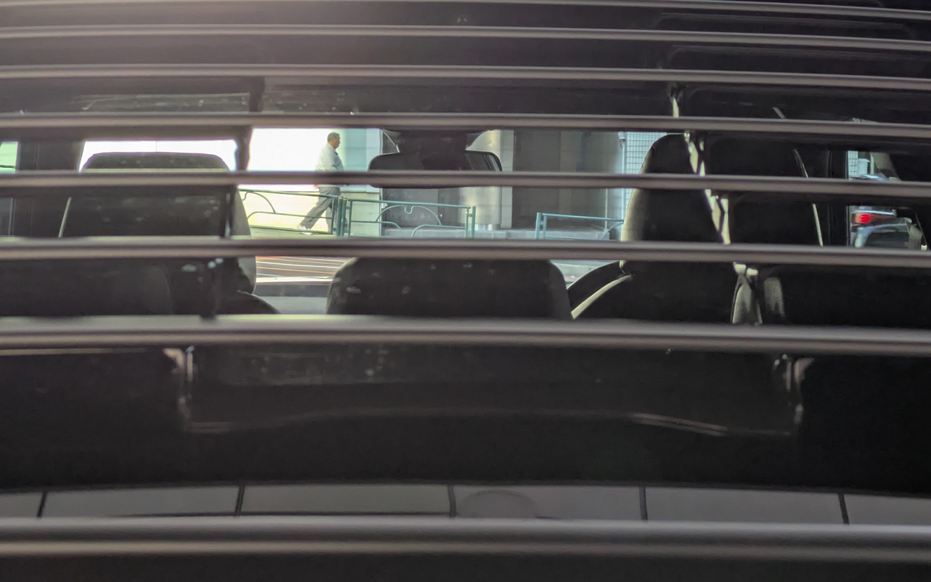 ルーバーは水平に設計さているので後方視界は良好