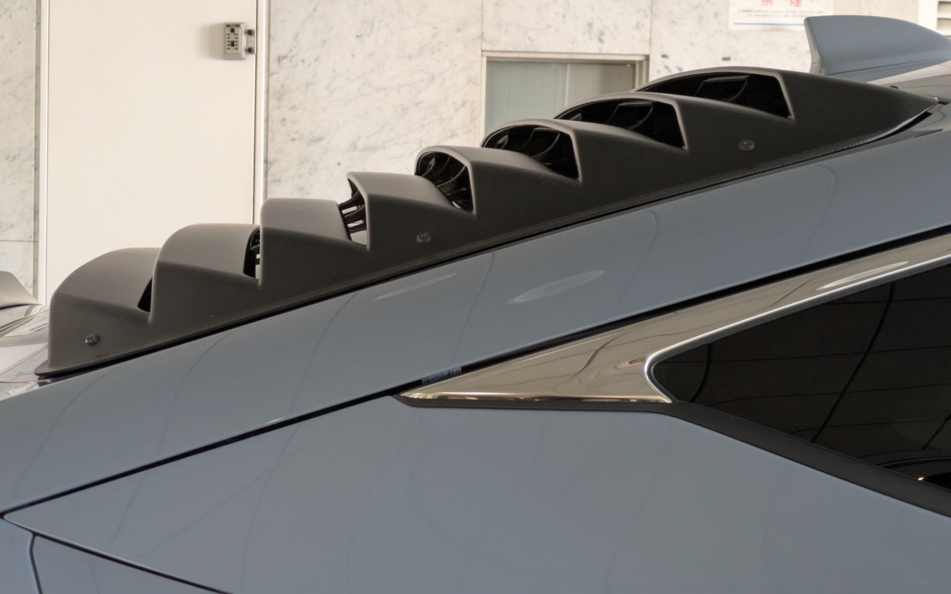 リアガラスルーバーを装着した場合リアワイパーはなしとなる