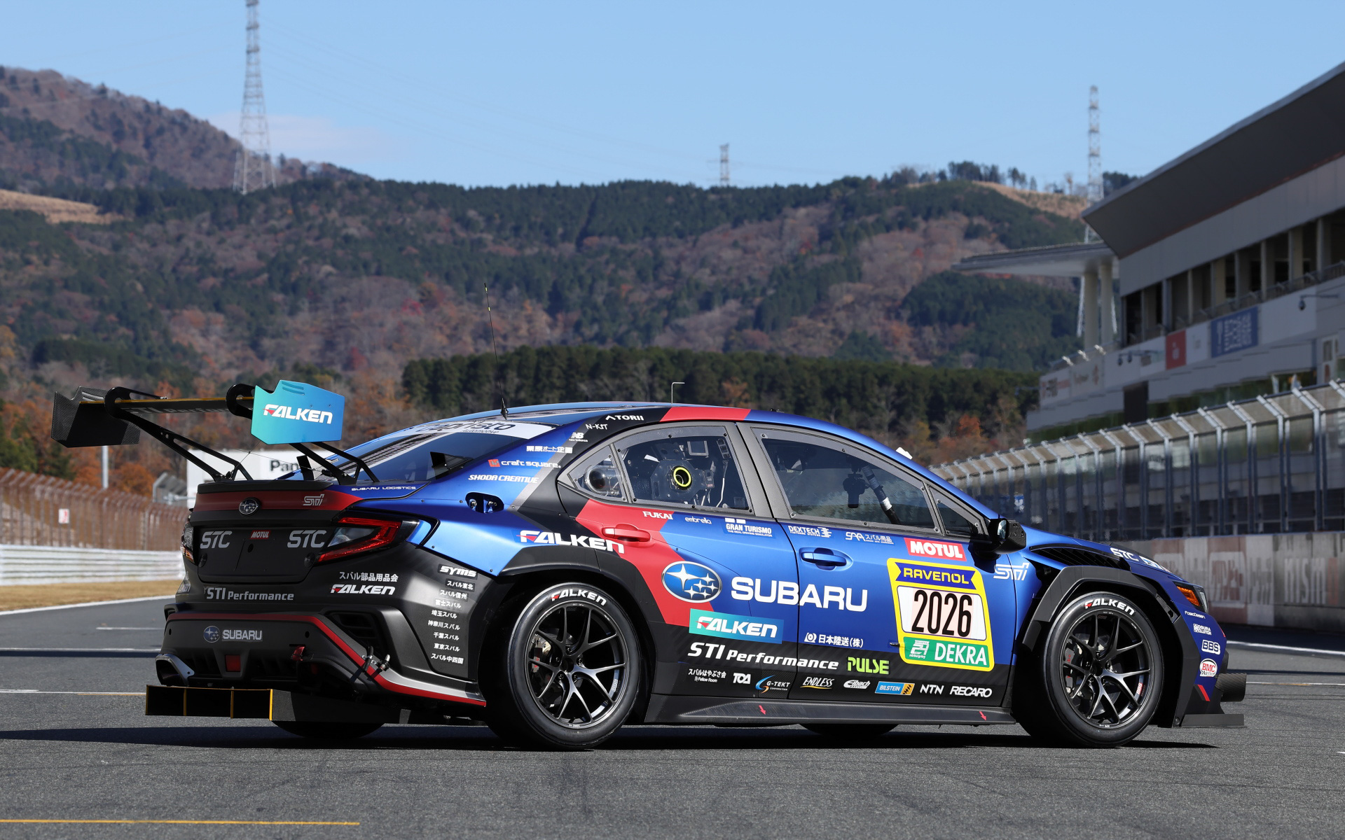 サイドパネルはビクトリーのVをモチーフとしたグラフィック