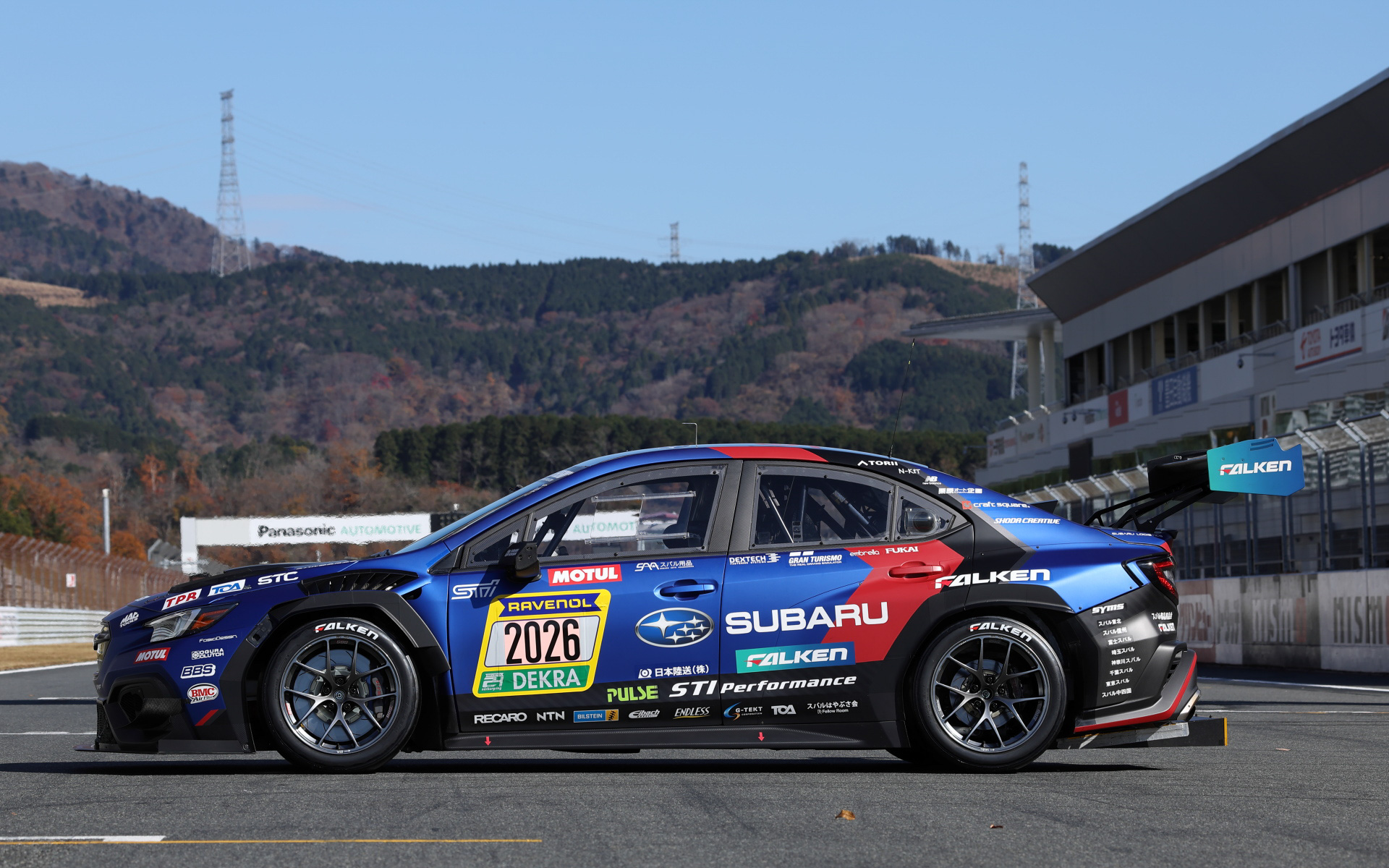 サイドパネルはビクトリーのVをモチーフとしたグラフィック