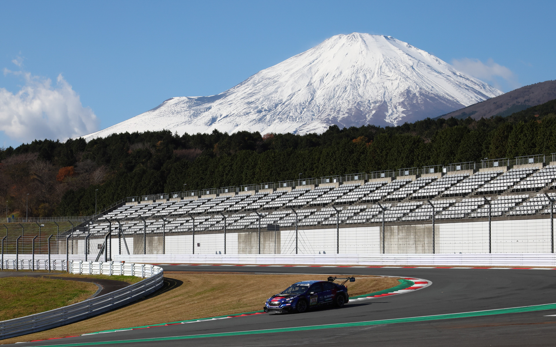 晴天の富士スピードウェイで走行を重ねた