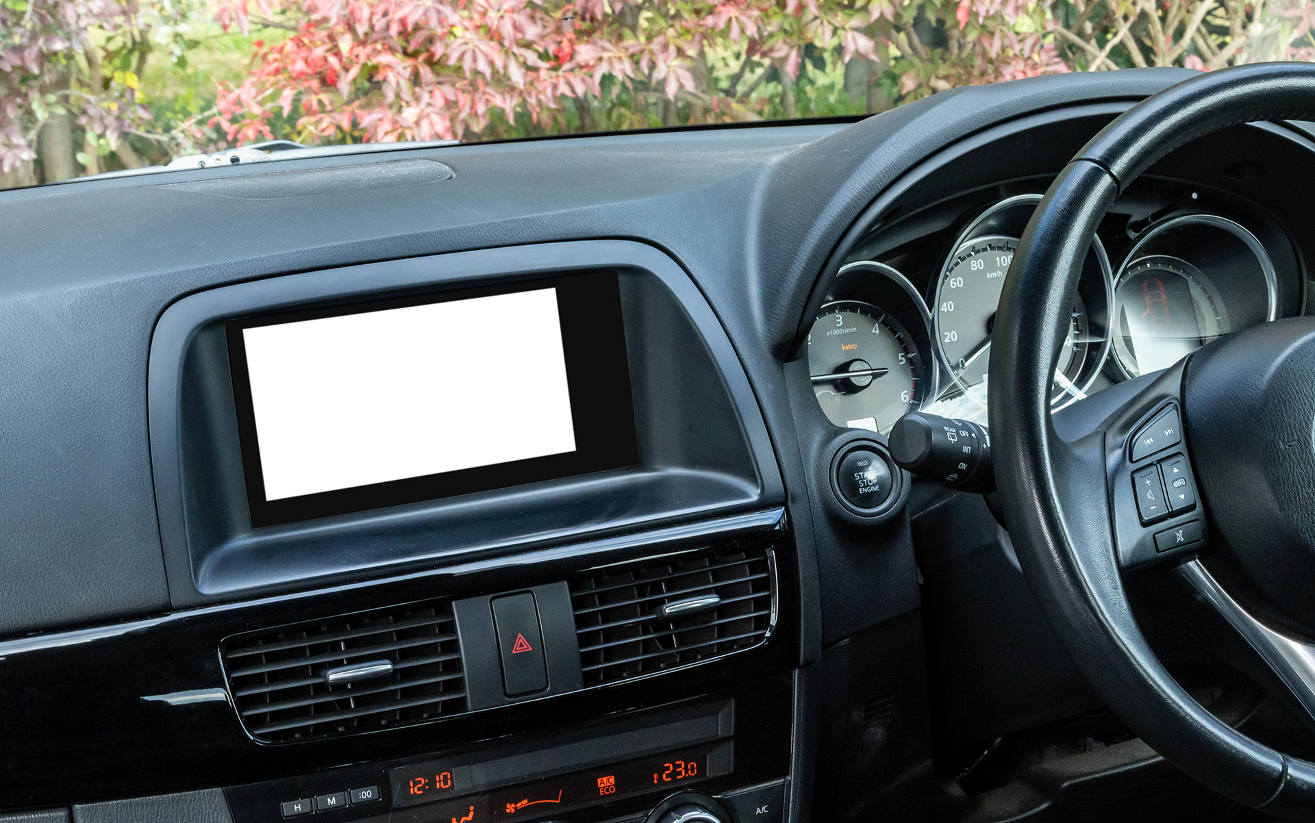 7V型は収まりはいいものの最近のクルマを見慣れると画面サイズが小さい