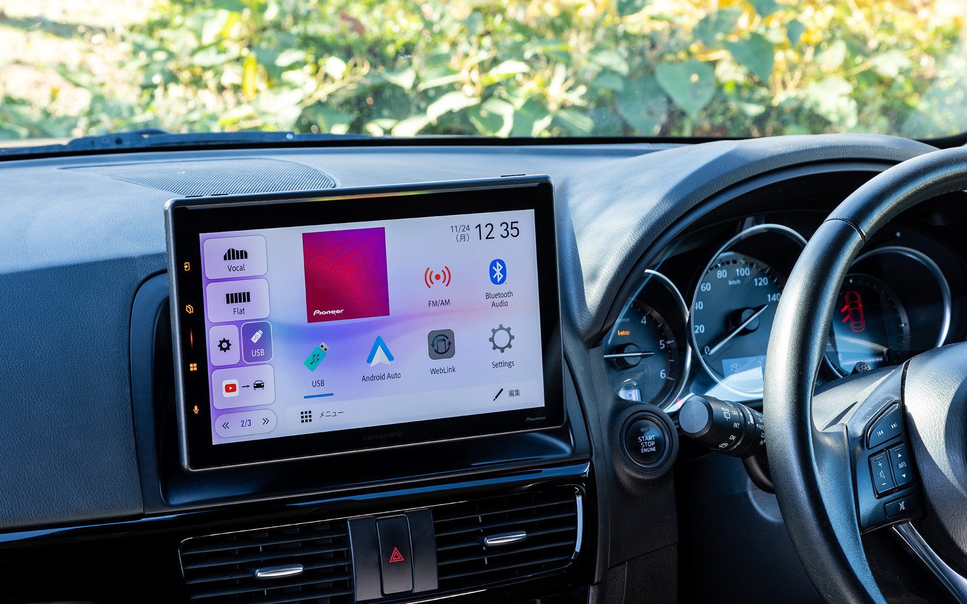 SF900の装着状態。「こんなに違うの!?」ってぐらい画面サイズが大きい