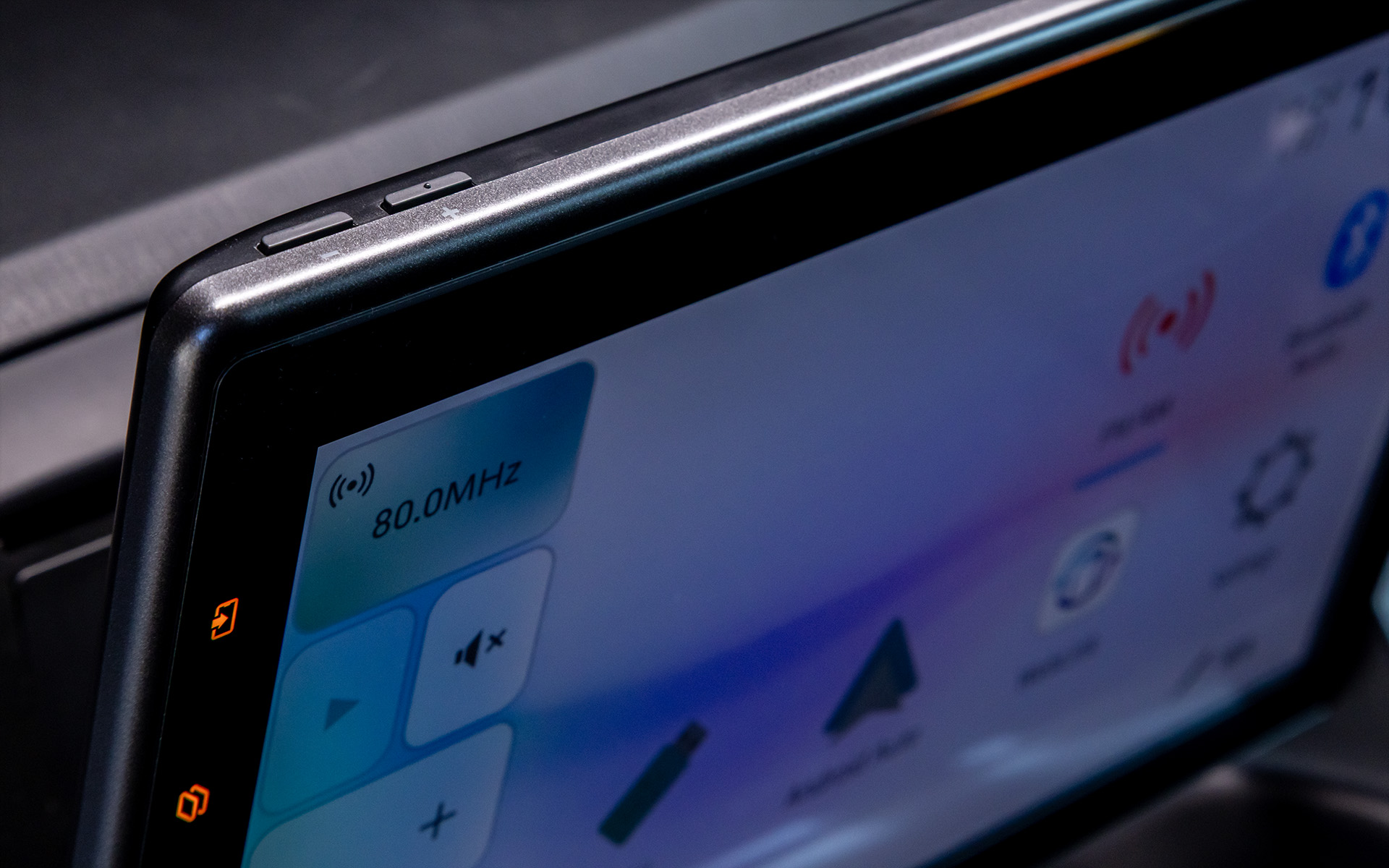 上部左端に音量ボタン。右側にはミュートボタンを用意