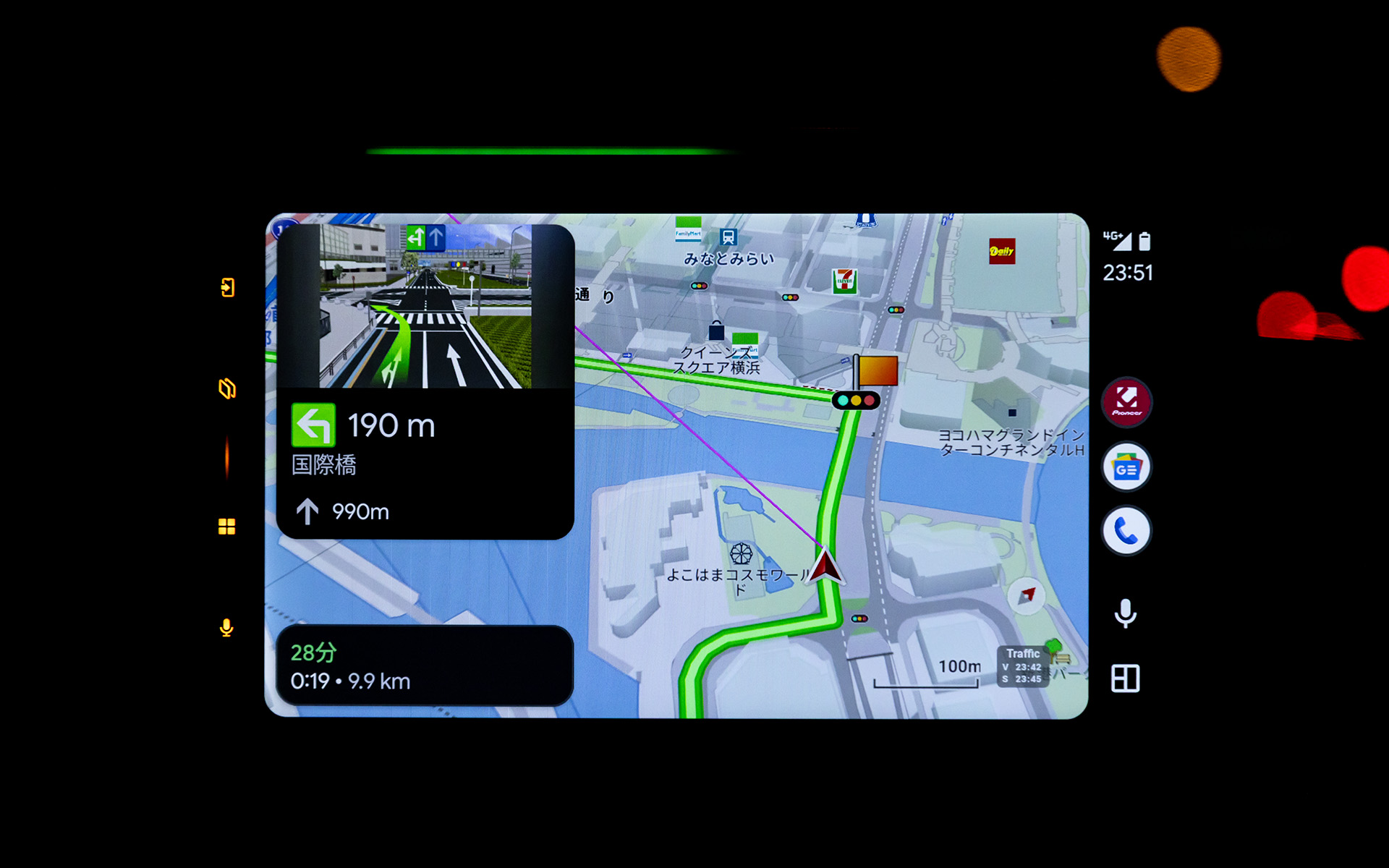 右左折時はルミナスバーが曲がる方向に流れたりバーの長さで交差点までの距離を教えてくれたりと活躍。写真では分かりづらいけどね