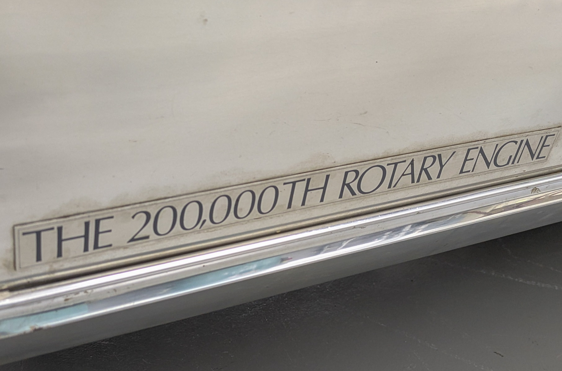 ドア下部にはロータリーエンジン20万台突破を示すプレートがあしらわれています
