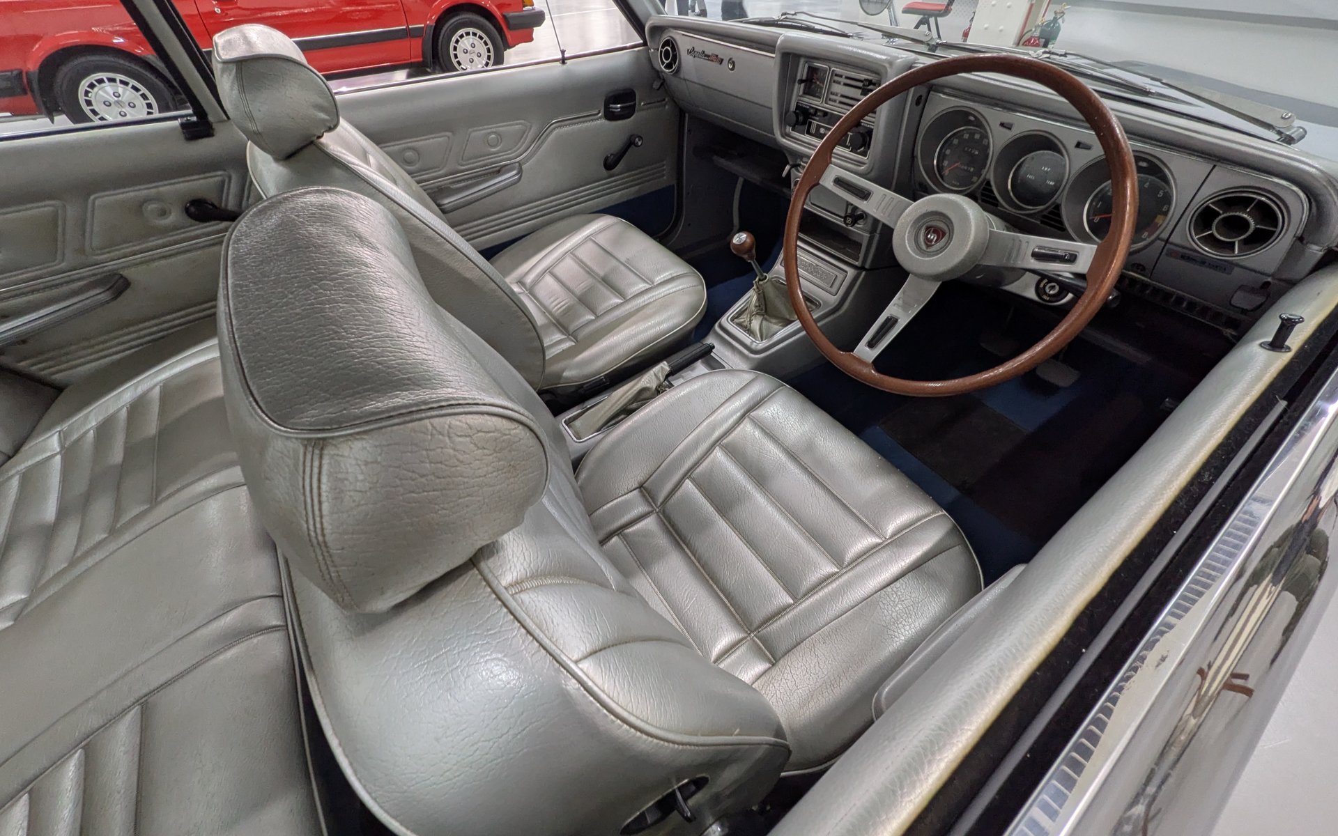 内装もシルバーで仕上げてあり、やや宇宙船みたいでした