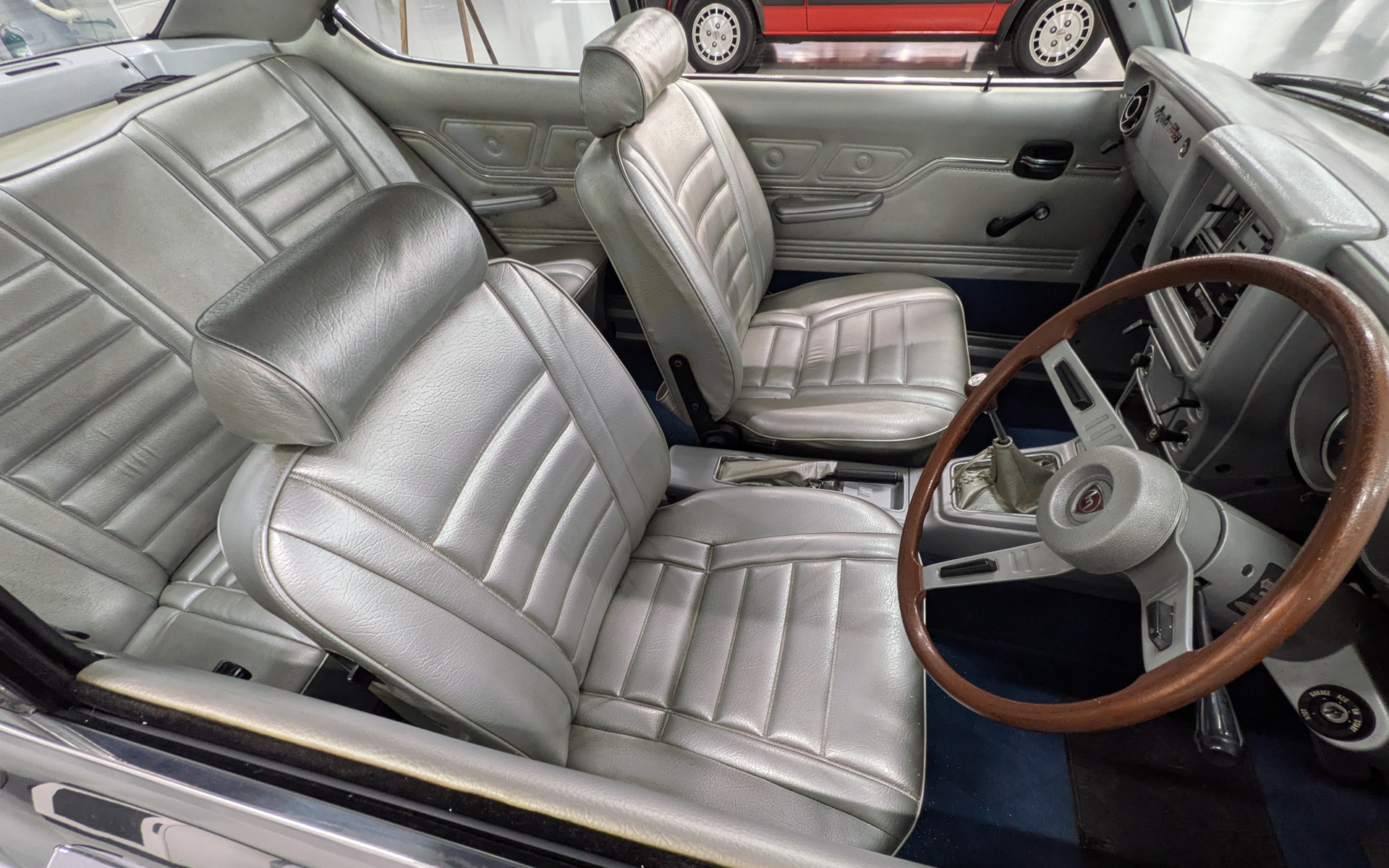 内装もシルバーで仕上げてあり、やや宇宙船みたいでした