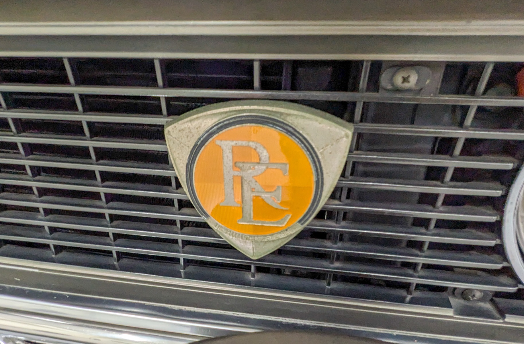 フロントグリルには誇らしげにRE（ロータリーエンジン）のバッヂ