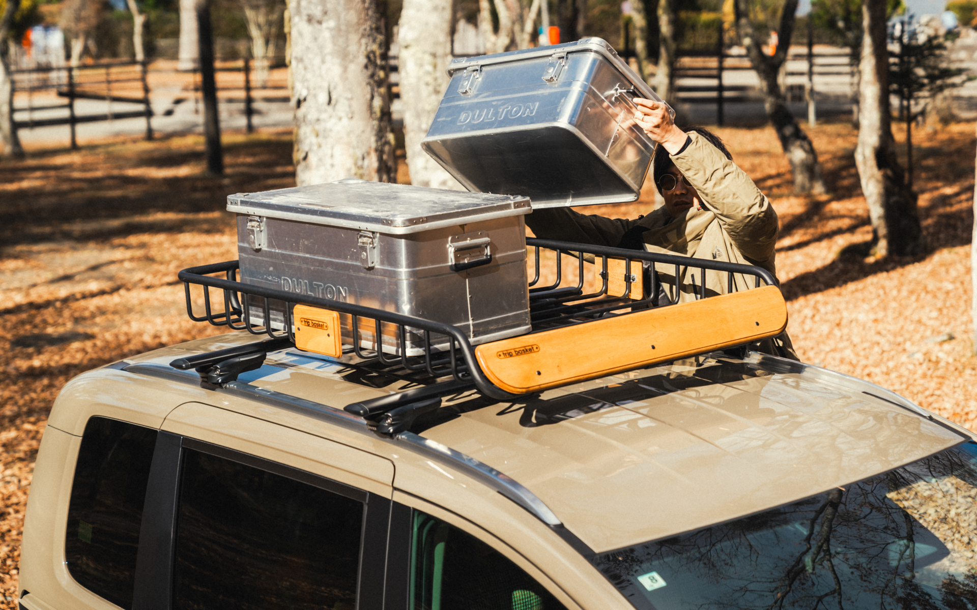 trip basket ルーフラックは、1350×1000×160mm（全長×全幅×全高）のフルサイズが6万4900円、1350×600×160mm（同）のハーフサイズが6万1600円