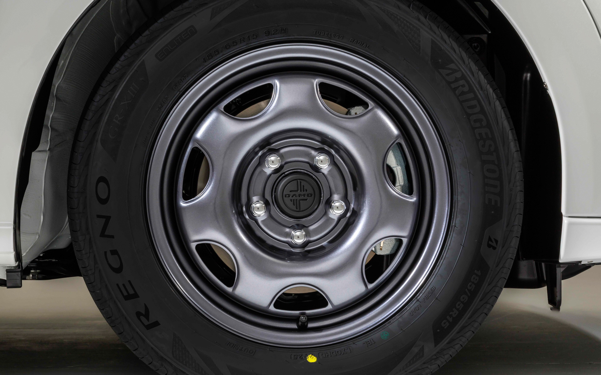 2026年発売予定のスチールディッシュホイール。滑らかな表情ながら、しっかりと凹凸ある立体感も併せ持つほか、リズミカルに配置されたティアドロップ型の開口部が心地良く、シンプルで無駄のない機能美に仕上げている