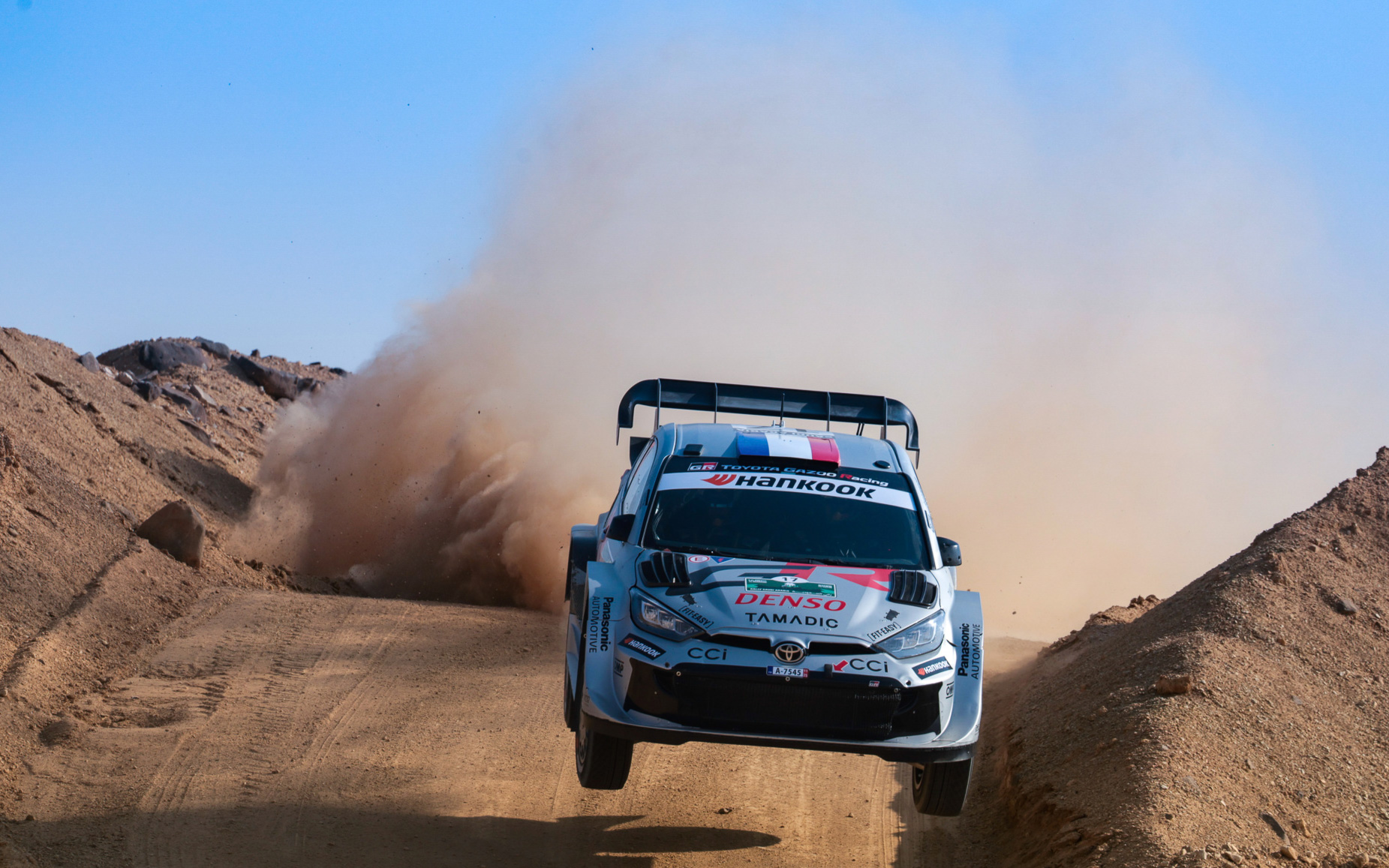 ラリー・サウジアラビアを走るセバスチャン・オジエ/ヴァンサン・ランデ組