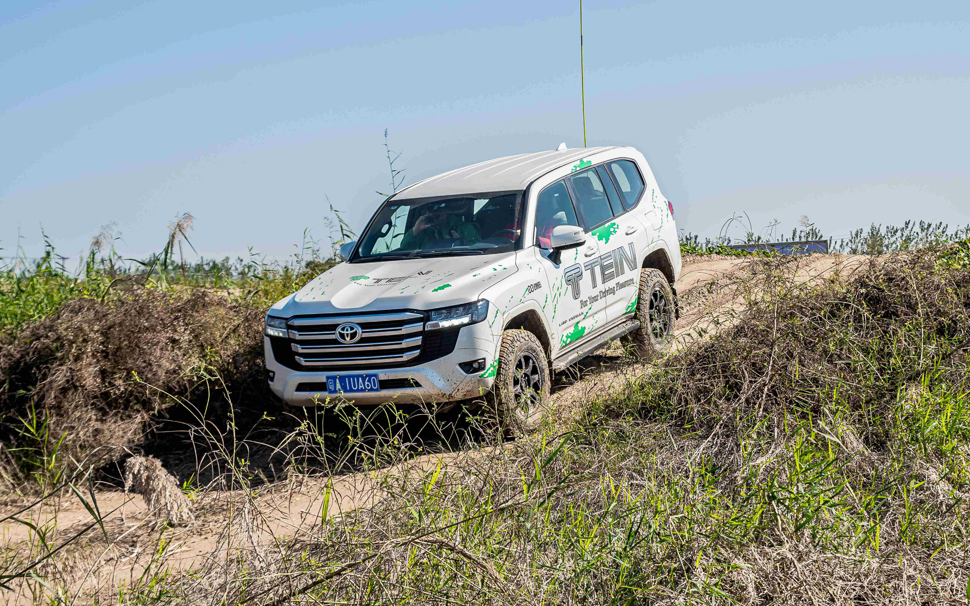 車高調整式サスペンション「4×4 DAMPER GRAVEL 2」を装着する8モデルの4×4に中国で乗った