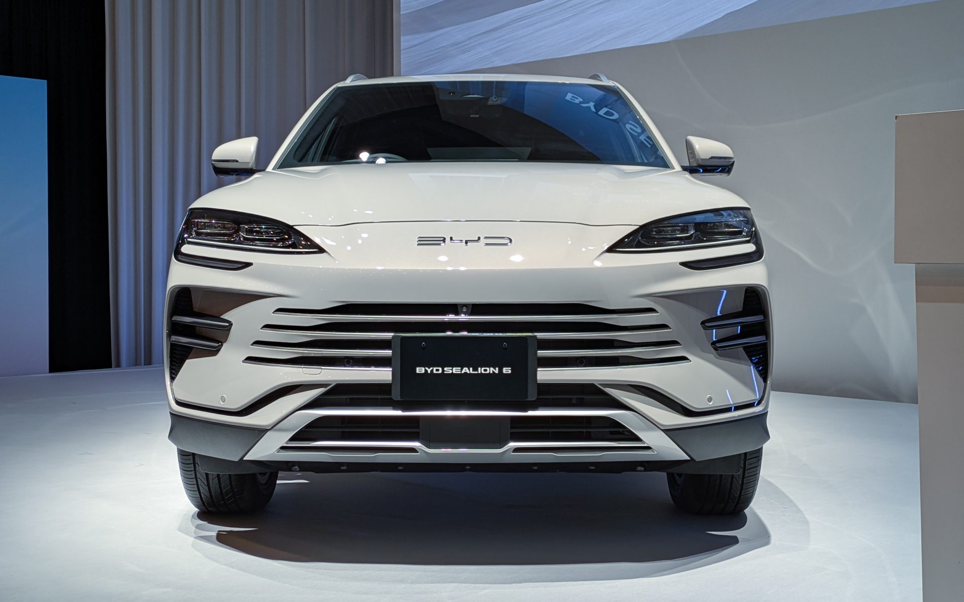 ヘッドライトには「ウォータードロップ」の意匠が施されている