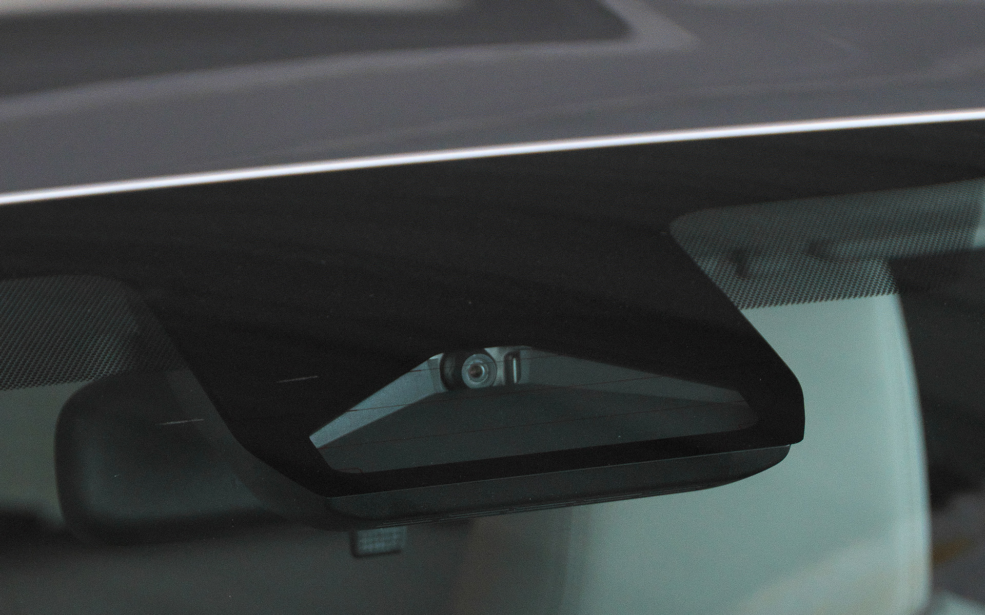 TSSは、フロントカメラユニットとレーダーという複数のセンサーを用いて運転支援システムを構築している。複数のセンサーを用いることで、堅牢でロバスト性のある安全システムを目指している