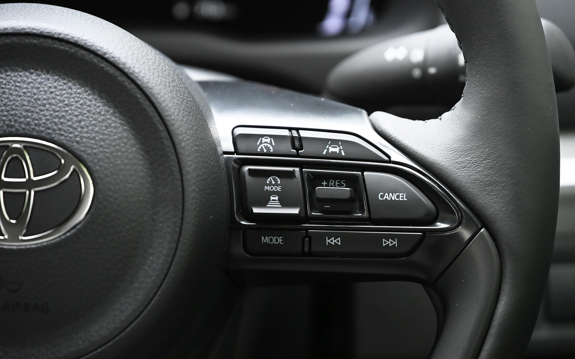 ステアリング右側にあるADAS関連のスイッチ。最新世代のスイッチとなり、スイッチの凹凸などで、視線を動かすことなく操作できるよう配慮されている